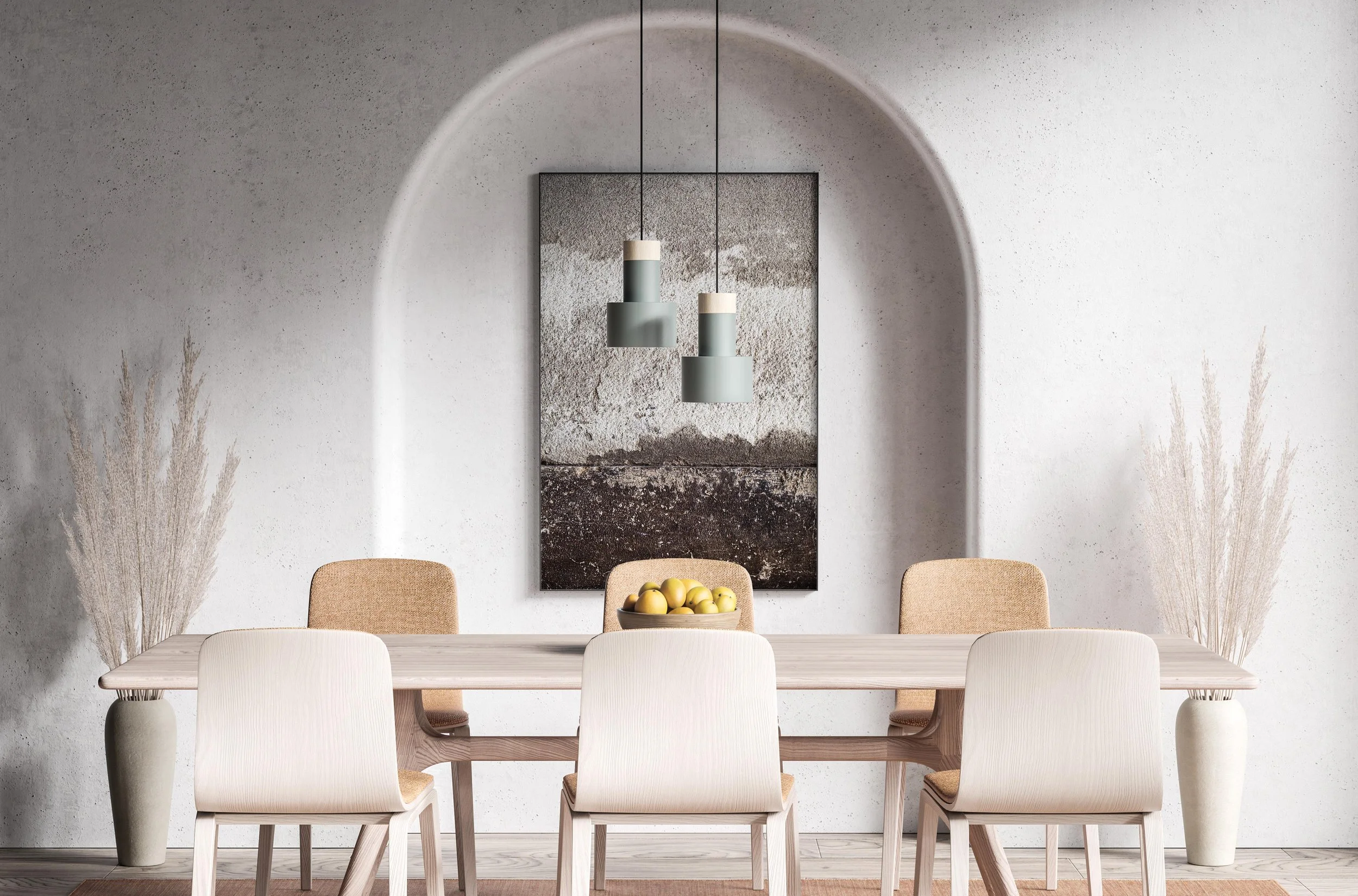 Sala da pranzo con tavolo di legno e sedie bianche, decorazione minimalista con due lampade pendenti, un dipinto astratto e vasi con piante alle pareti.