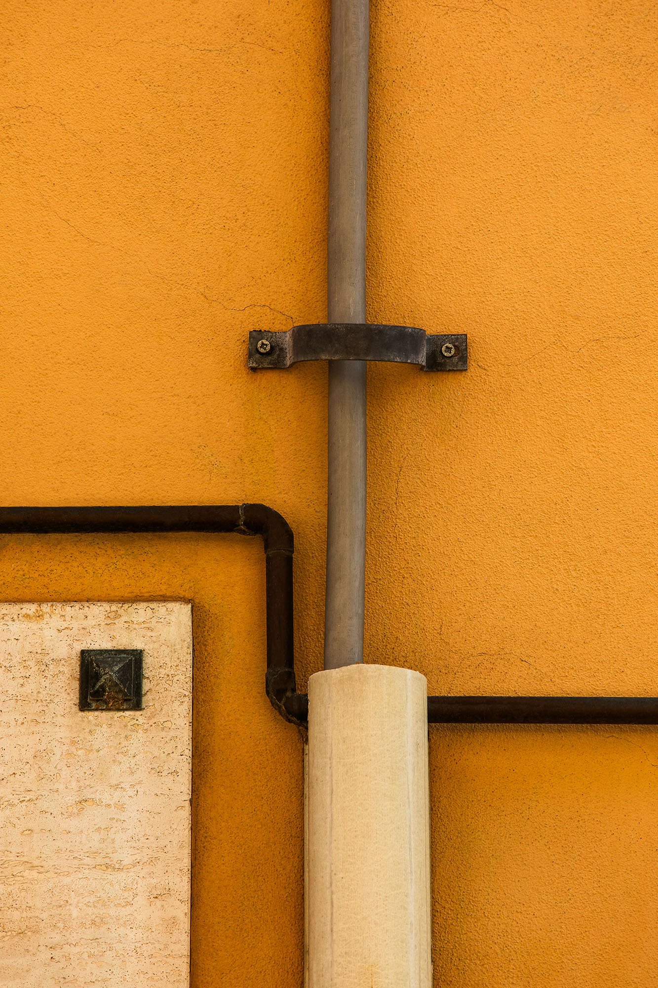 INSTALLAZIONI URBANE: Cavi, tubi e canaline industriali vengono decontestualizzati e spogliati della loro funzione originaria. Da fattori di disturbo visivo, attraverso inquadrature rigorose si trasformano in sculture contemporanee e geometrie essenz