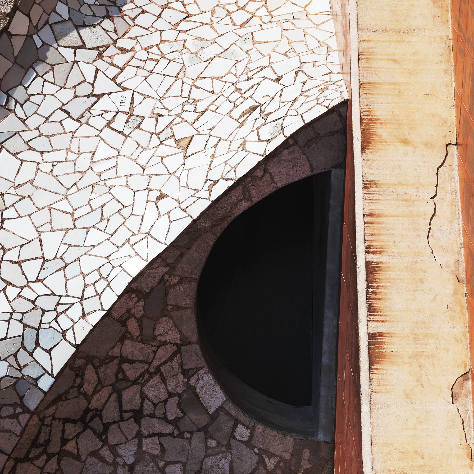 Un mosaico in bianco e nero e materiali di diverse tonalità, decorativo e artistico, con arcate e dettagli di pietra colorata.