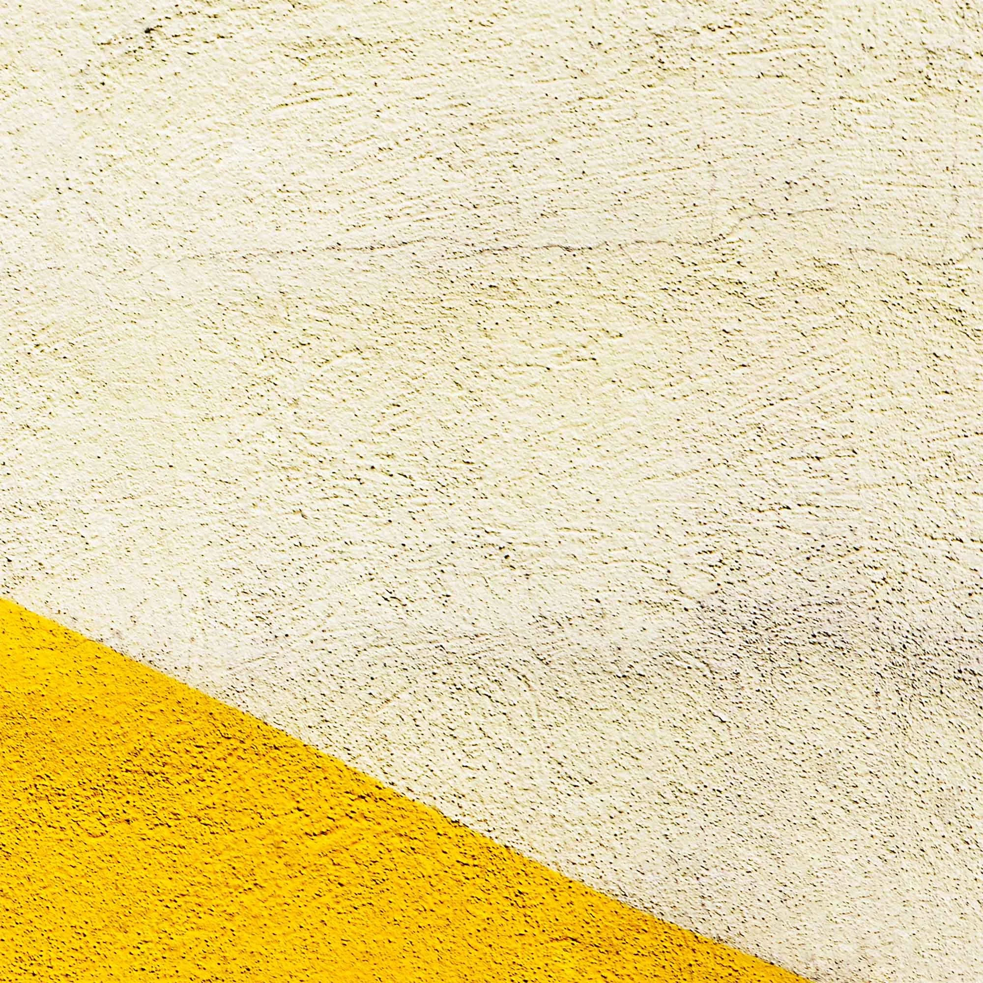 Porzione di murales nei toni del giallo
