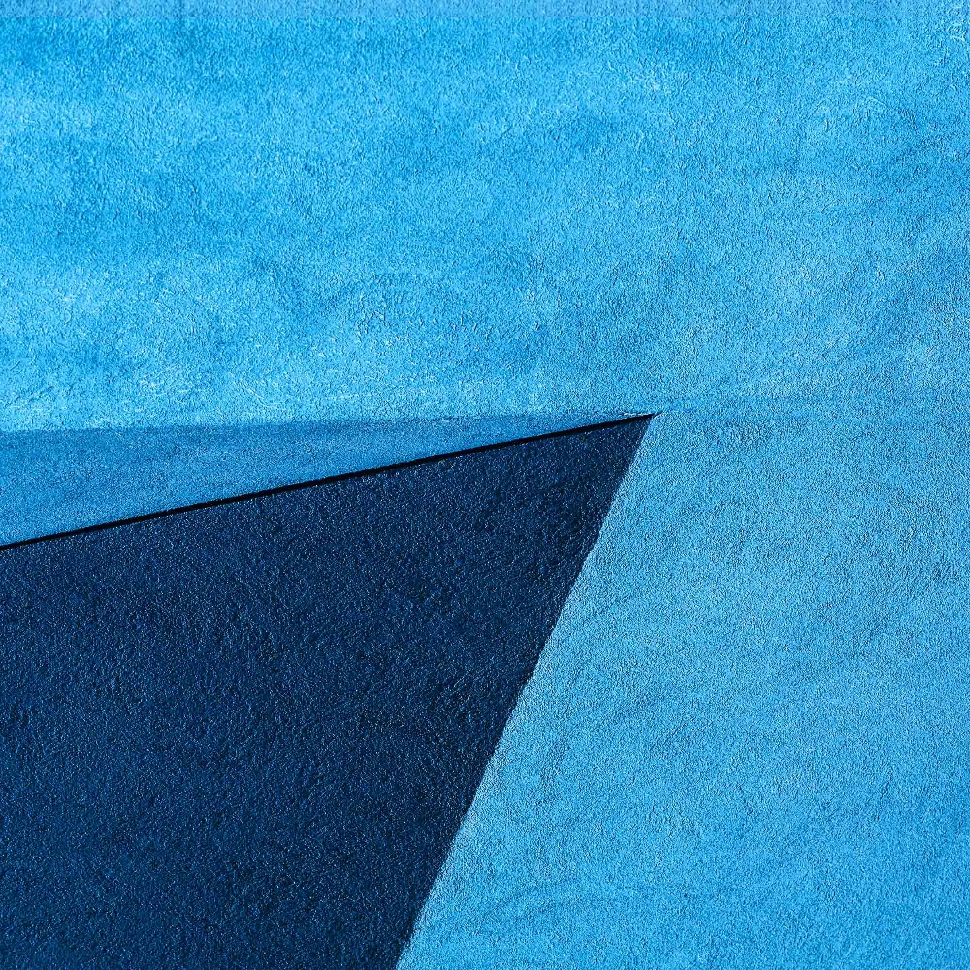 BLUE: La palette del blu in tutte le sue sfumature: dal cobalto alle tonalità desaturate. Opere profonde ed evocative che donano senso di spazio ed eleganza.