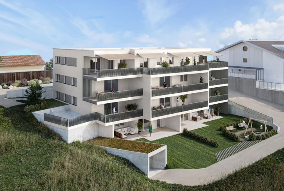 Mehrstöckiges modernes Wohngebäude mit Balkonen, gemeinsamer Gartenterrasse und Spielbereich im Vordergrund in einer vorstädtischen Umgebung.