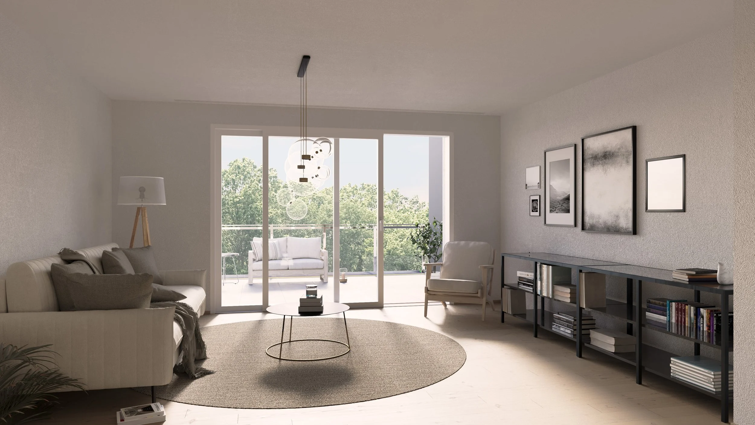 Modernes Wohnzimmer mit Sofa, Sesseln, Bücherregal und grossen Fenstern, die auf einen Balkon mit Sitzmöbeln und Blick auf grüne Bäume führen.