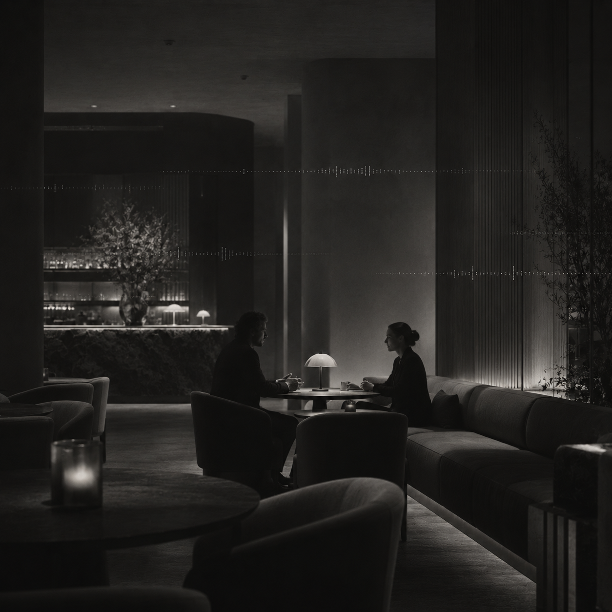 Deux personnes, un homme et une femme, assises à une table dans un restaurant ou un café, en train de discuter. L'ambiance est tamisée avec un éclairage doux. Décor moderne avec un mur en bois, des plantes et un bar en arrière-plan.