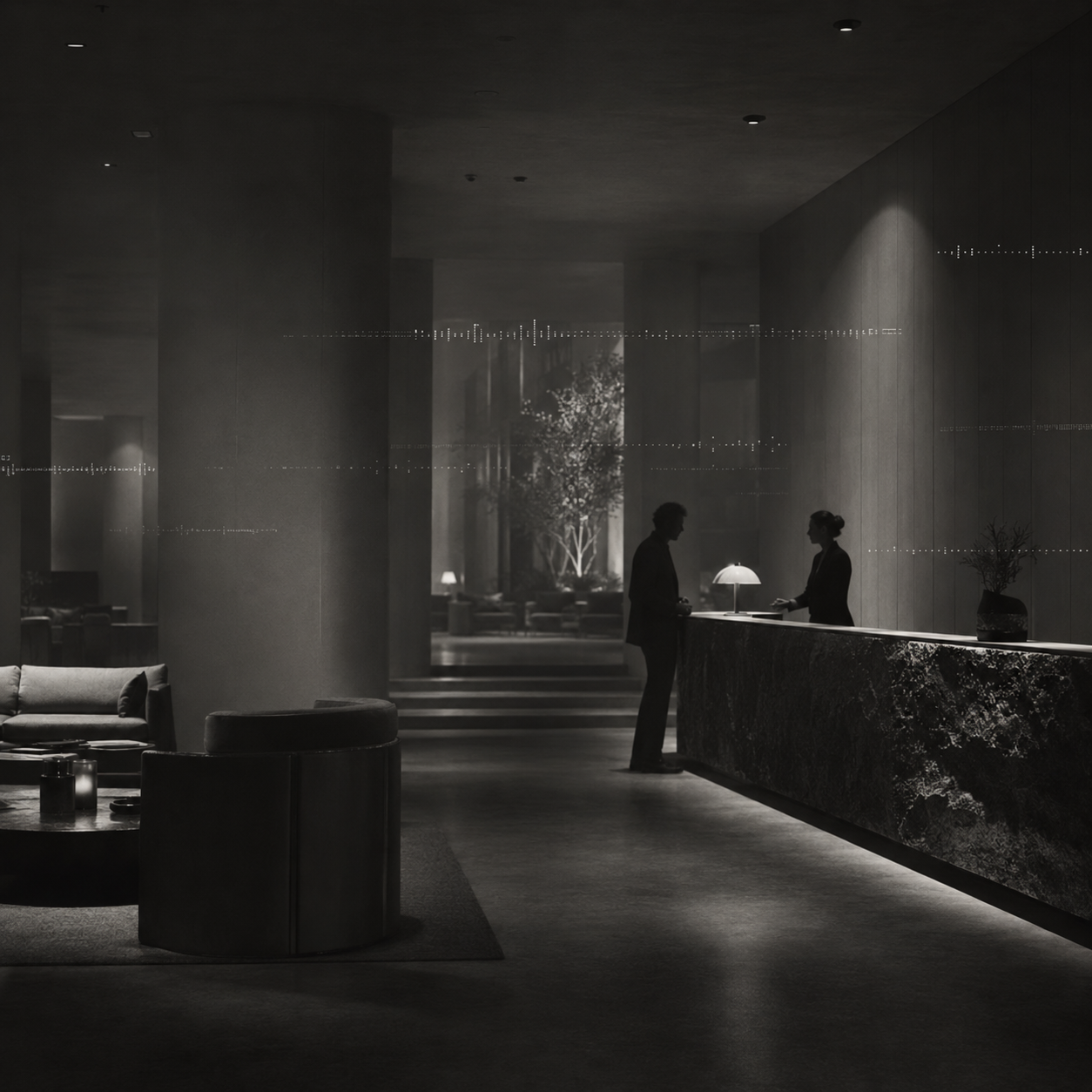 L'image montre un hall d'hôtel moderne en noir et blanc avec deux personnes au comptoir d'accueil, un homme et une femme, en train de converser. La scène inclut un canapé et une table basse à gauche, une décoration minimaliste avec une plante, et un éclairage tamisé.