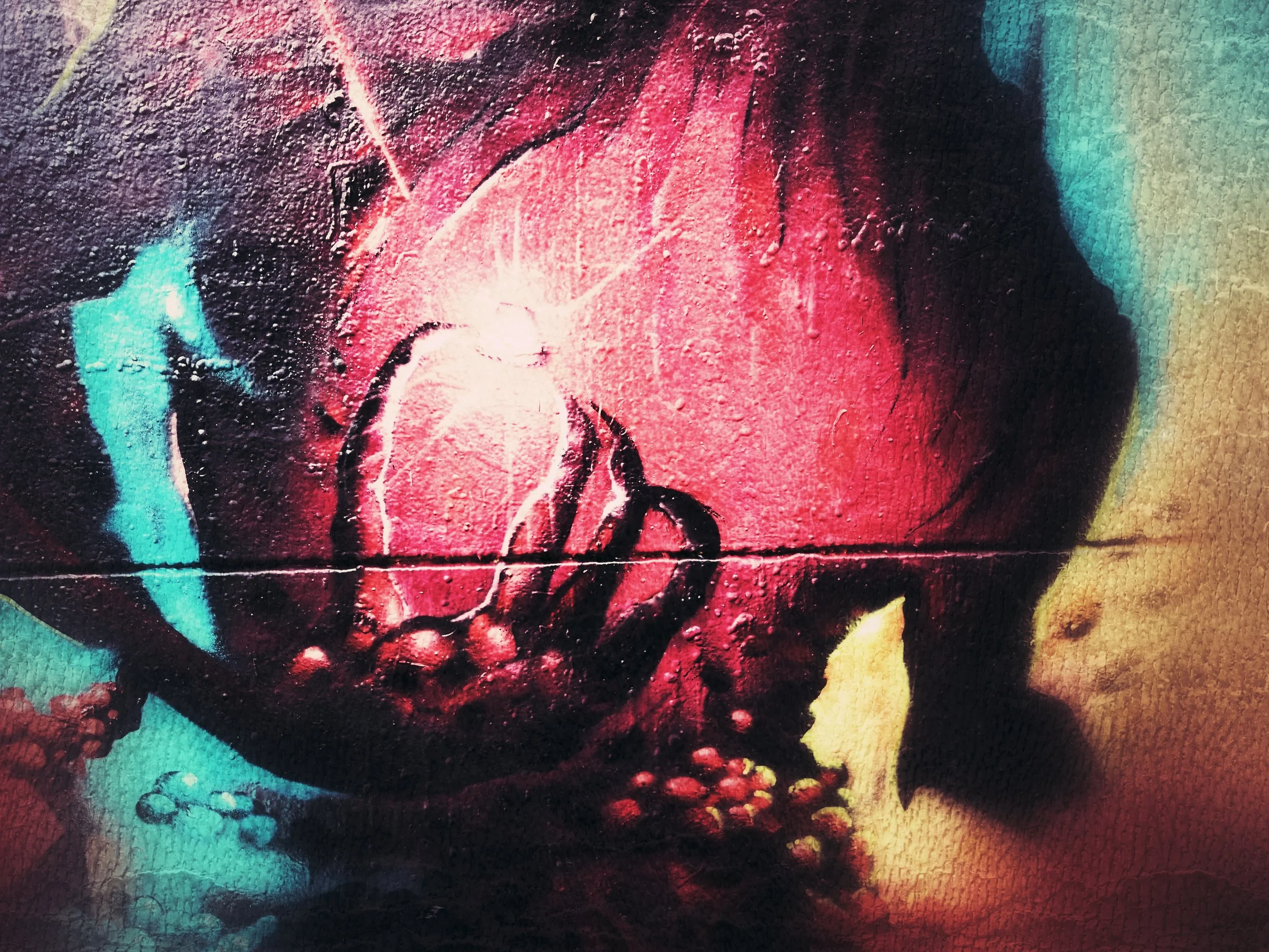Portrait de profil d'un jeune homme avec des cheveux bouclés et portant un t-shirt noir. Il y a des effets de couleurs vives comme le rouge, le bleu et le vert, donnant un aspect artistique et graffité à l'image.