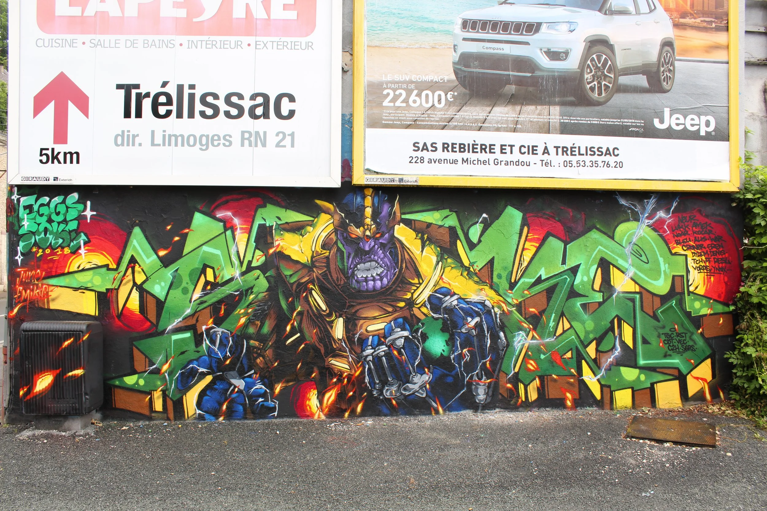 Un mur en graffiti coloré représentant le guerrier thanos de marvel, au centre du mur.