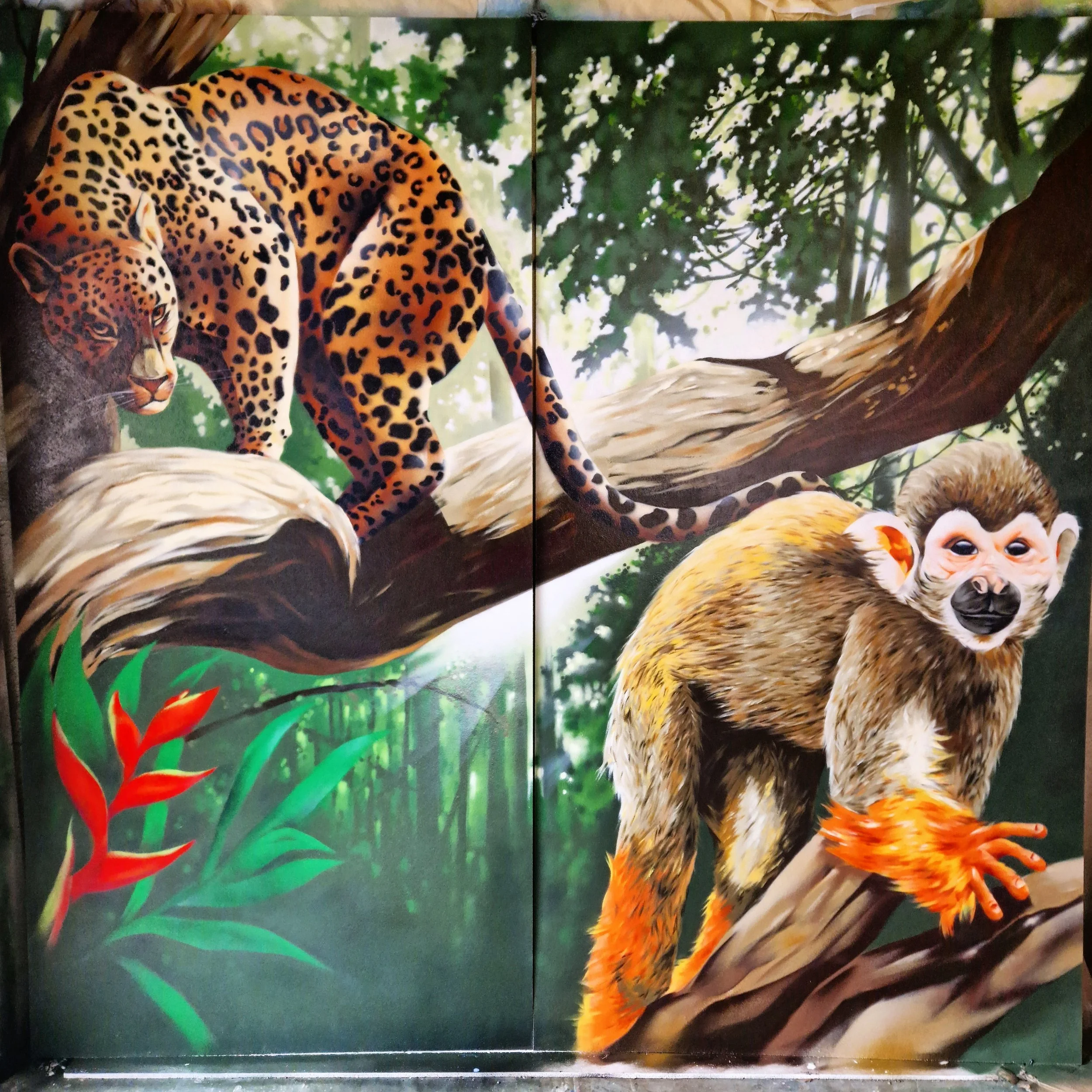 Un tableau représentant un jaguar dans la forêt tropicale avec des feuillages verts en arrière-plan.