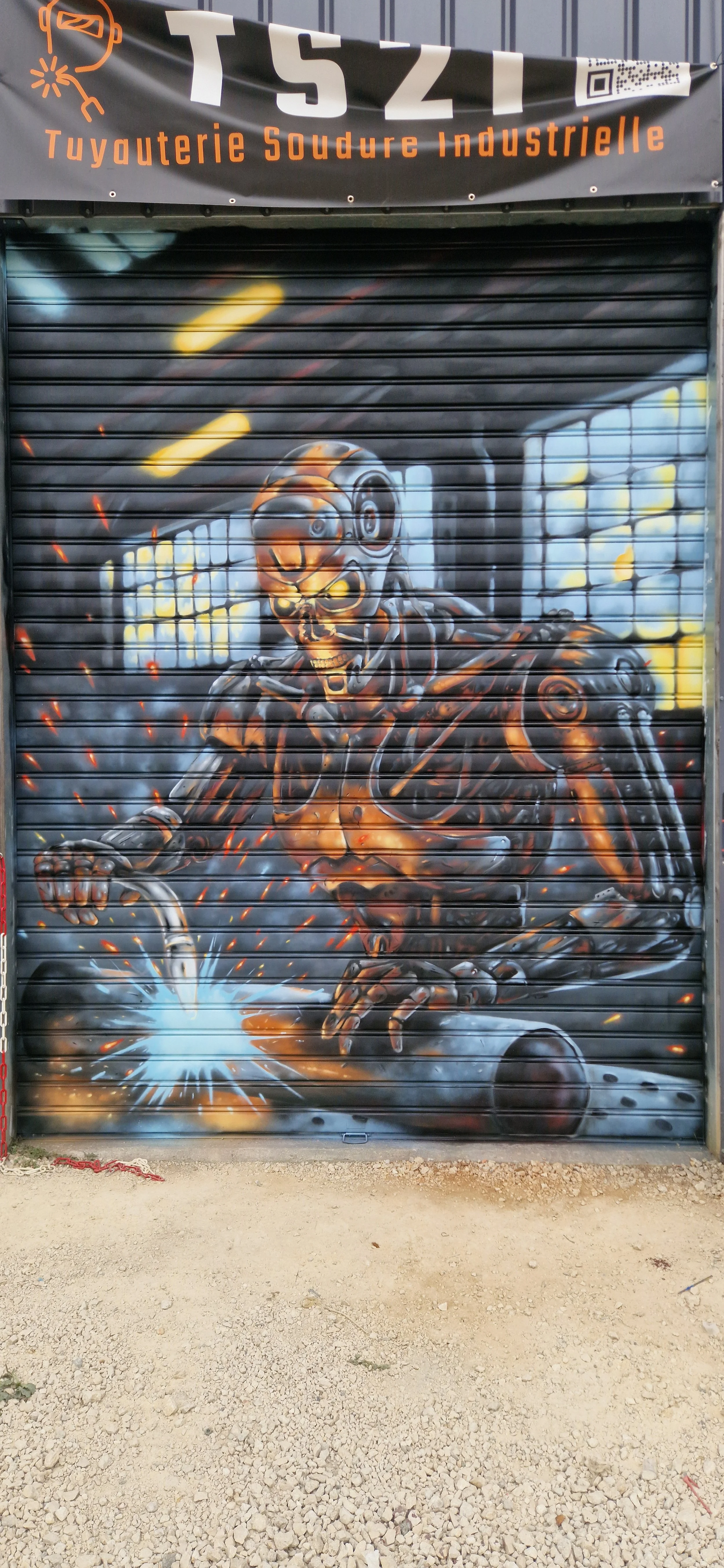 Château l'Évêque. Un rideau métallique, le T-800, et un client qui a retrouvé son enfance.