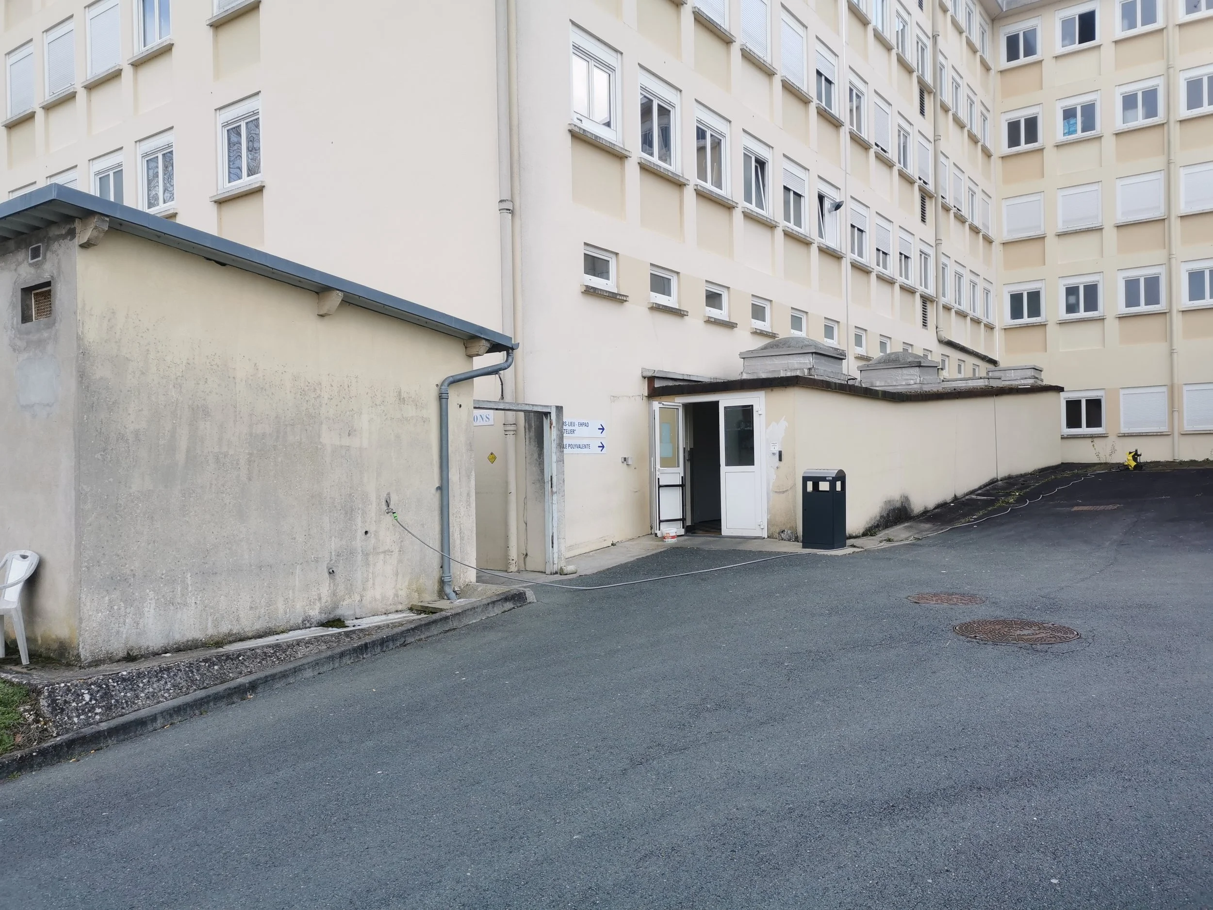 Ehpad De Périgueux au centre hospitalier de Périgueux. Vue avant l'intervention de la fresque murale de EGGS EGGS58STUDIO
