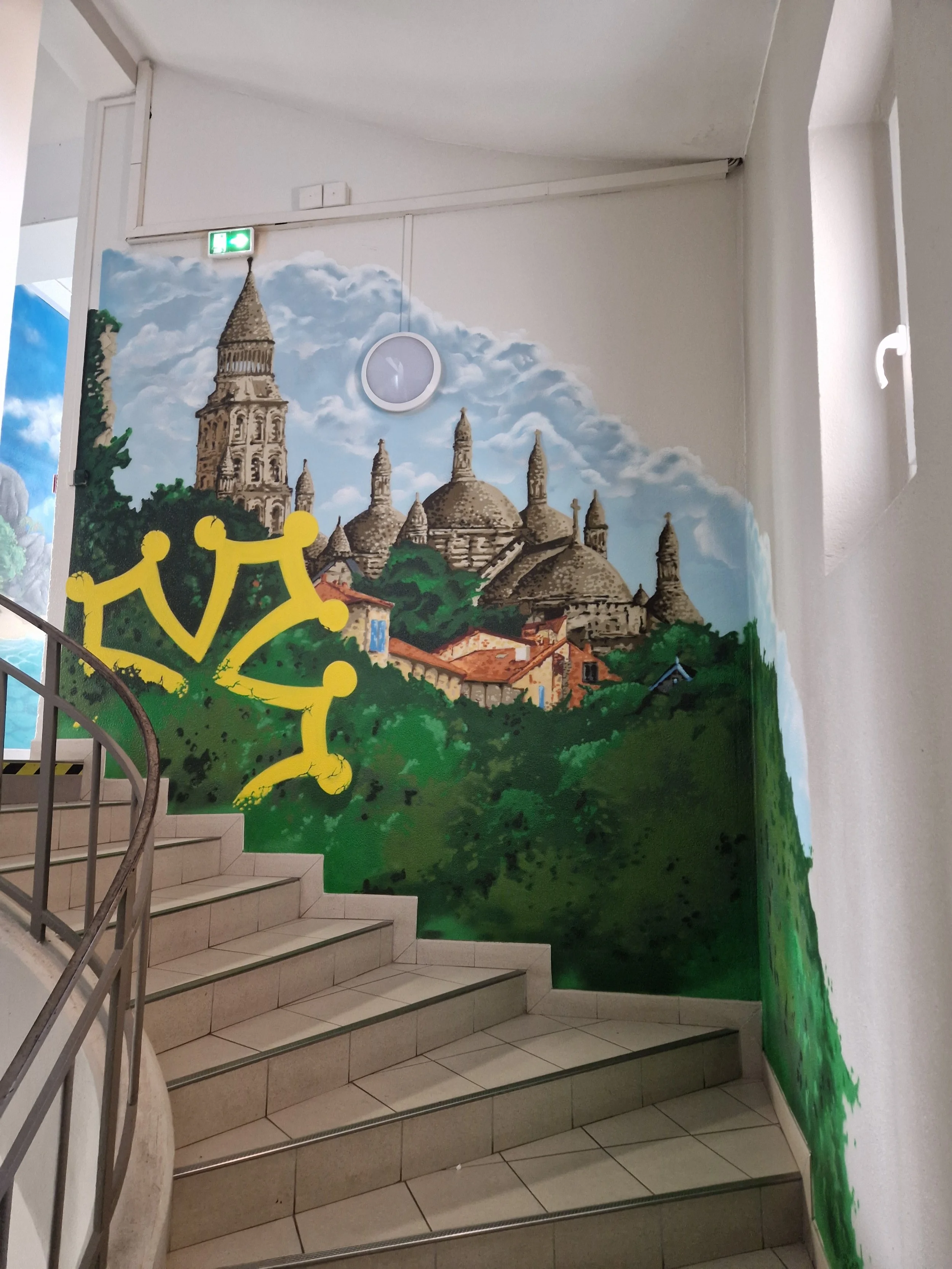 Fresque murale de cases et statue traditionnelle de la Nouvelle calédonie. Au CFSMA a perigueux 