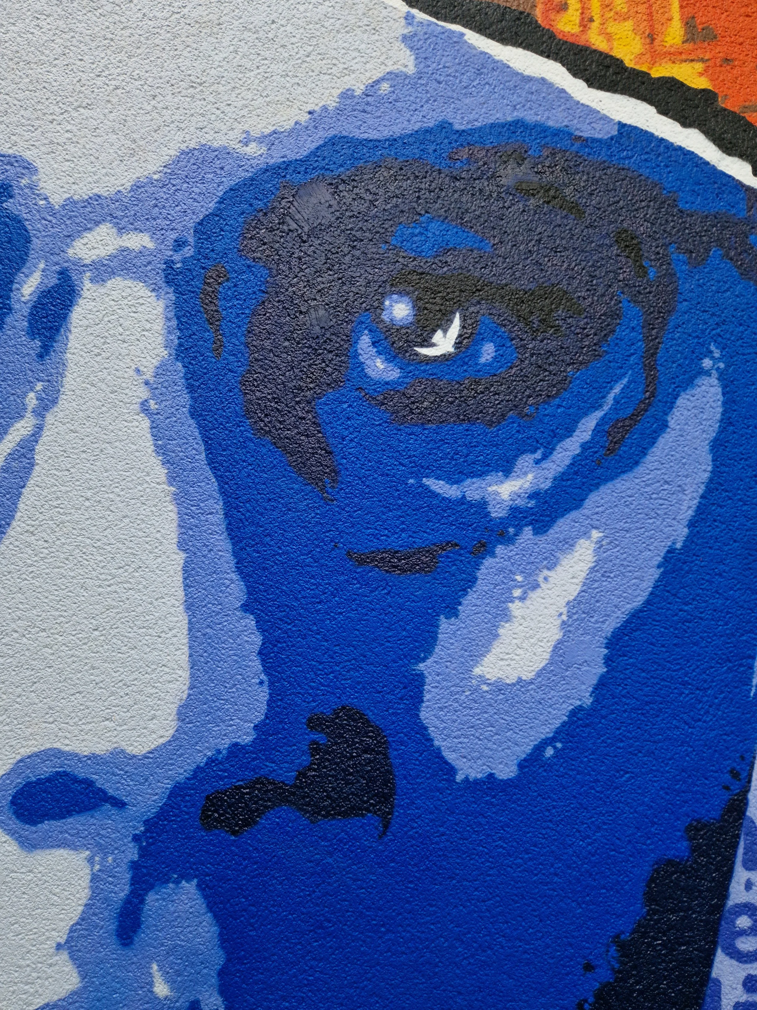 Peinture murale  de EGGS EGGS58STUDIO avec des couleurs noir, bleu, blanc et rouge, représentant un visage humain stylisé. Etablissement Laure Gatet. Périgueux.
