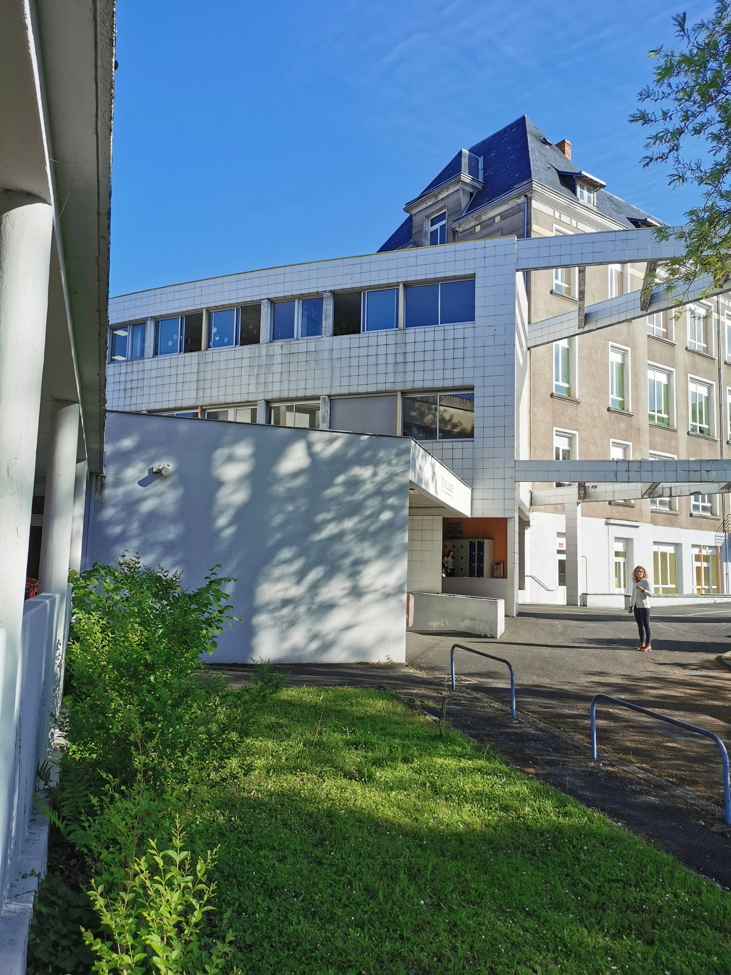 Un bâtiment moderne avec des fenêtres, un escalier, avant intervention de EGGS EGGS58STUDIO