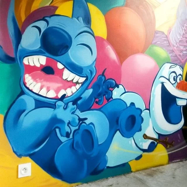 Stitch et olaf sautent sur des ballons. Bordeaux, Décoration à la spray. Street art.