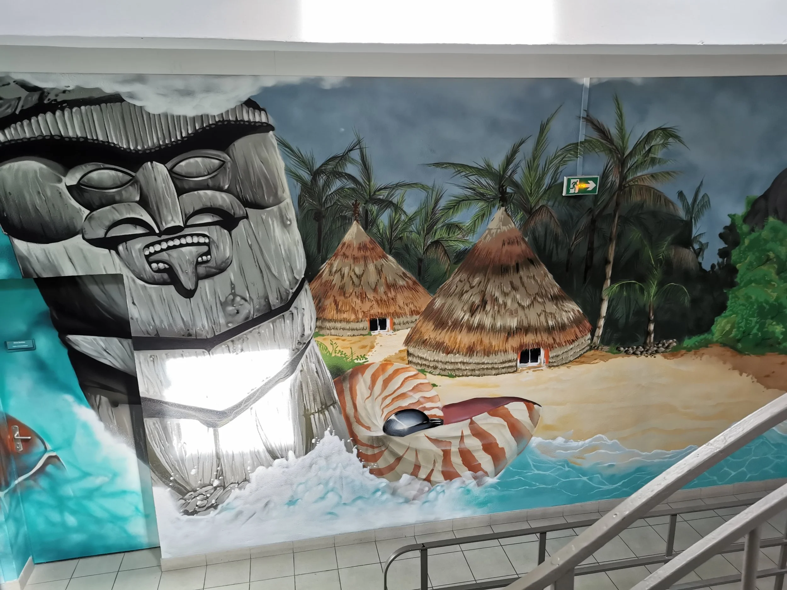 Fresque murale de cases et statue traditionnelle de la Nouvelle calédonie. Au CFSMA a perigueux 