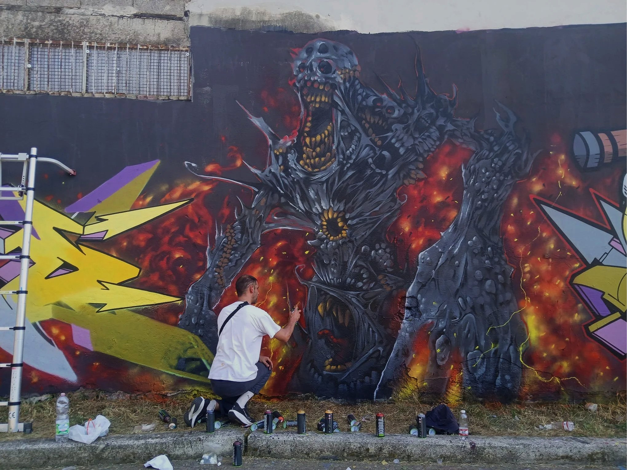 Fresque graffiti d'un monstre aux 5 machoires immense en Italie, Naples.