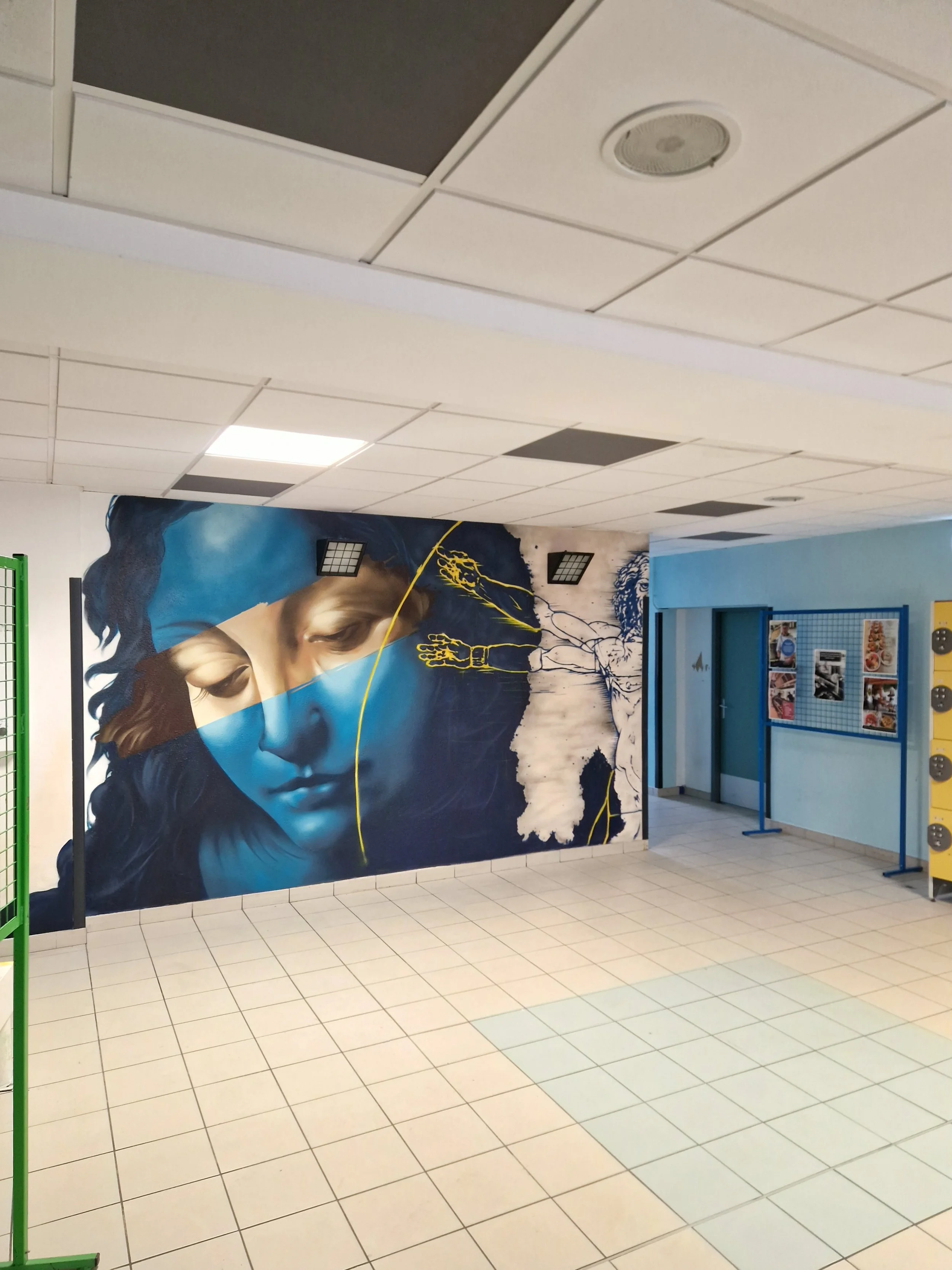 Une fresque murale de EGGS EGGS58STUDIO représentant une oeuvre de Leonard de vinci et l'Homme de vitruve a son coté. Salle d'entré du Lycée pro Léonard de Vinci. 