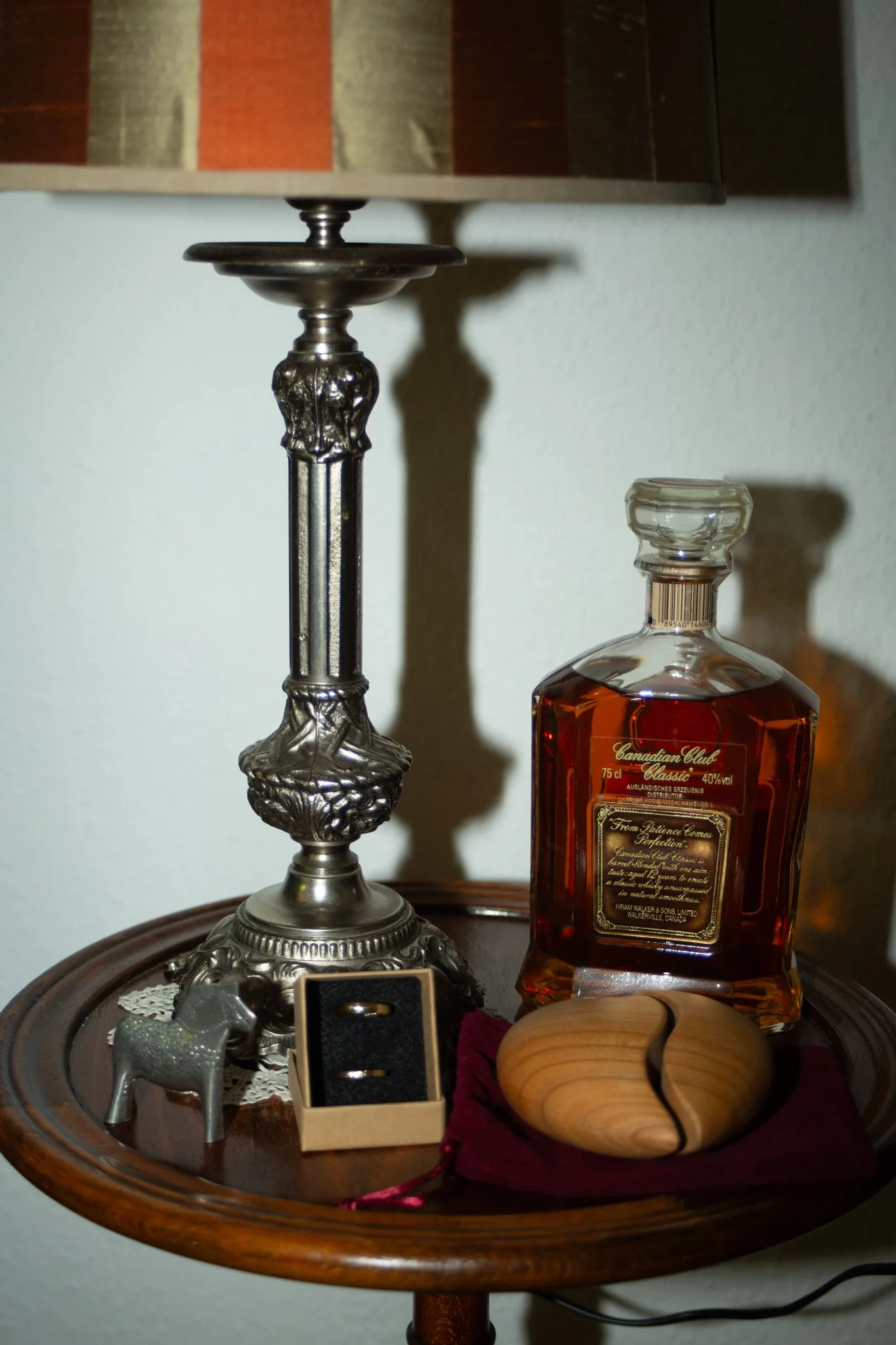 Dekorative Details mit Tischlampe, Whiskeyflasche und Vintage-Accessoires als Teil der Hochzeitslocation.
