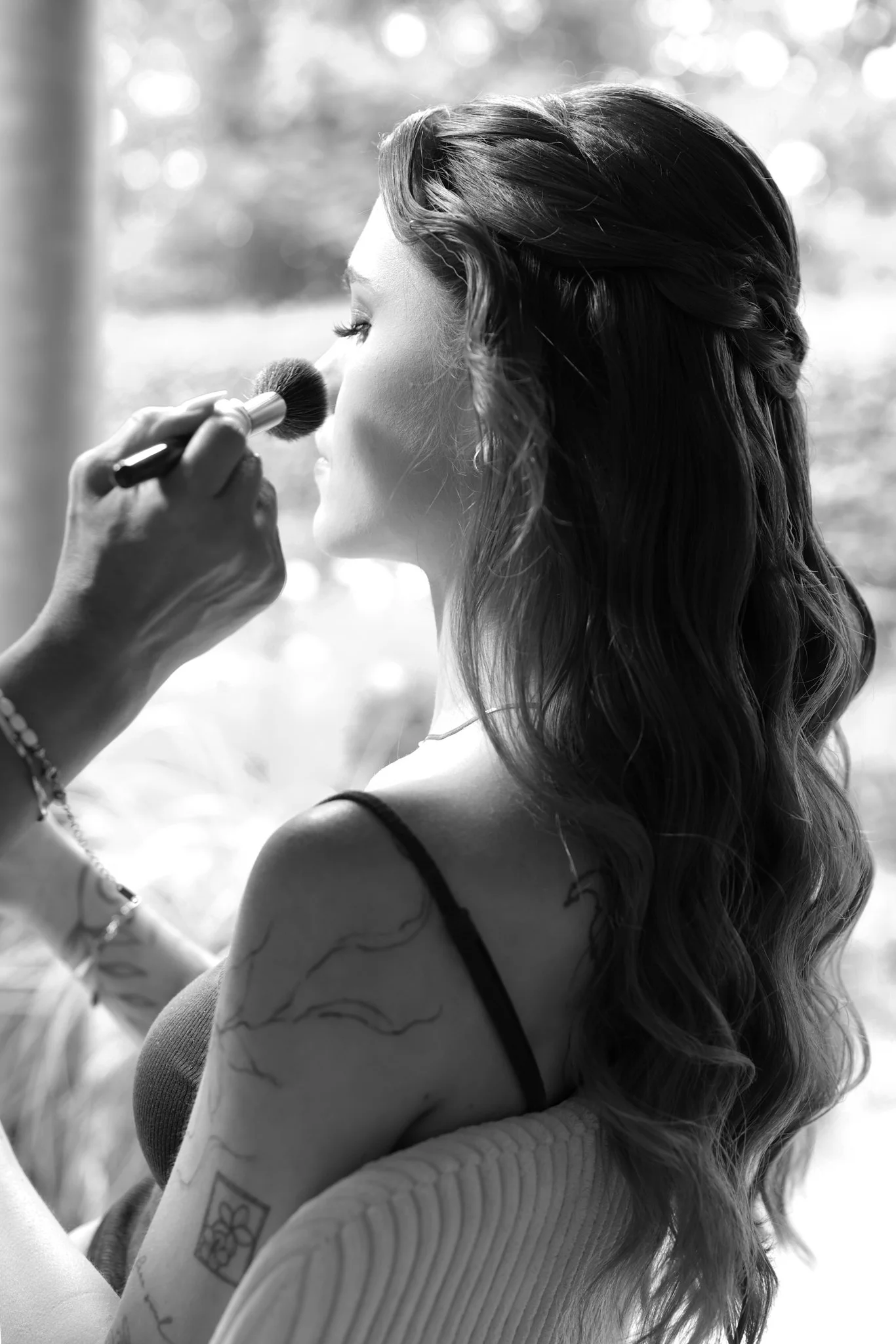 Braut erhält ihr Make-up im Freien als Teil des Getting Ready.