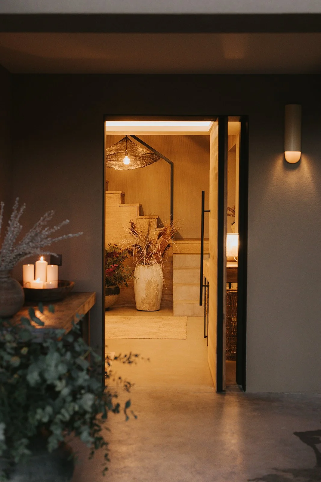 Puerta con escaleras beige con luz cálida, interiorismo consciente Ahora Estudio Castellón