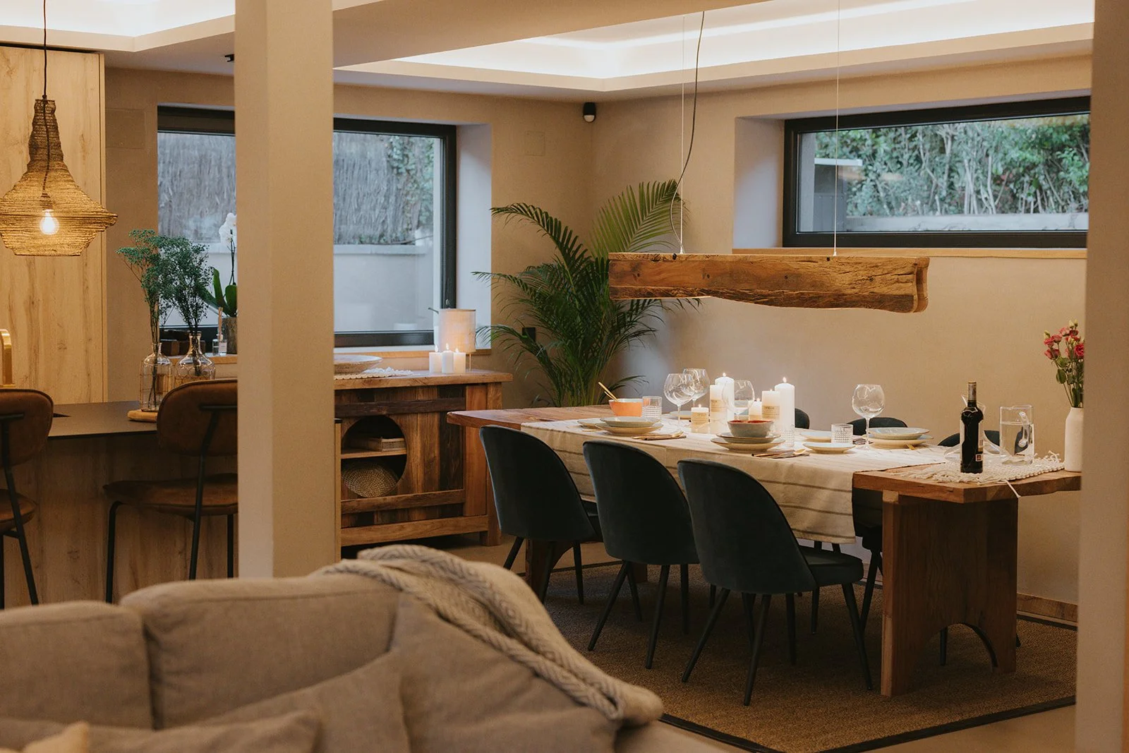 Salón con luz natural cálida y mesa de madera, interiorismo consciente Ahora Estudio Castellón