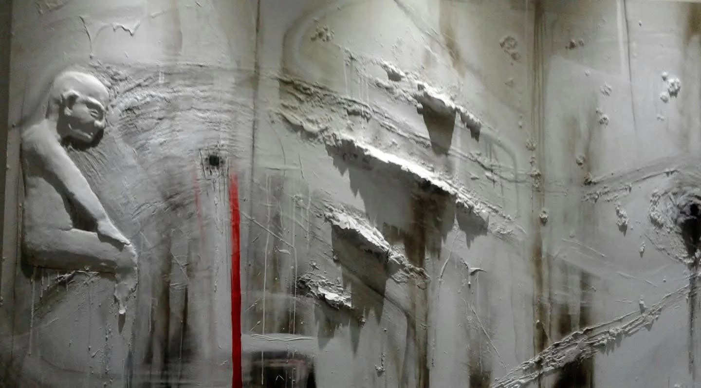 Bassorilievo con strutture materiche bianche di grandi dimensioni