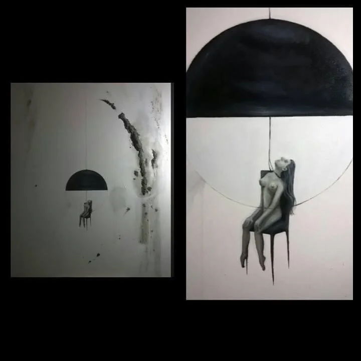 L'immagine mostra due dipinti in bianco e nero di figure femminili sedute su sedie, con elementi astratti come metà di una sfera nera e linee curve, create con un stile realistico e dettagliato in un ambiente che sembra un muro o una parete.