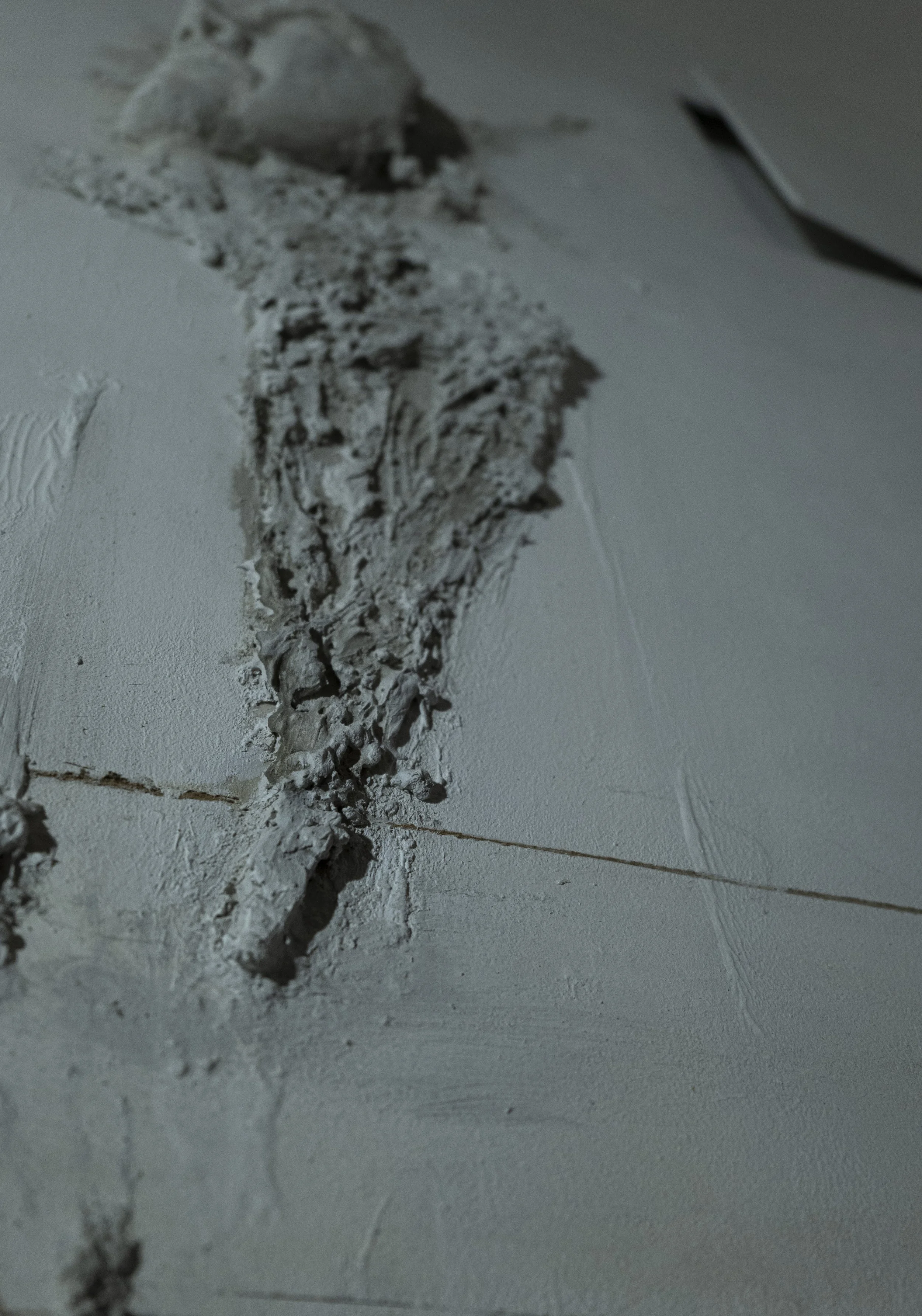 Muratura in costruzione con mattoni e malta visibile, all'interno di una parete.