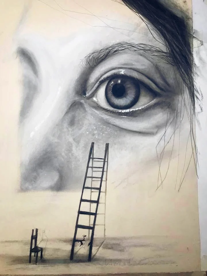 disegno diun occhio umano molto realistico, con dettagli come la pupilla, l'iride e le ciglia. Accanto all'occhio, ci sono una scala e una sedia sulla quale ci si può arrampicare.