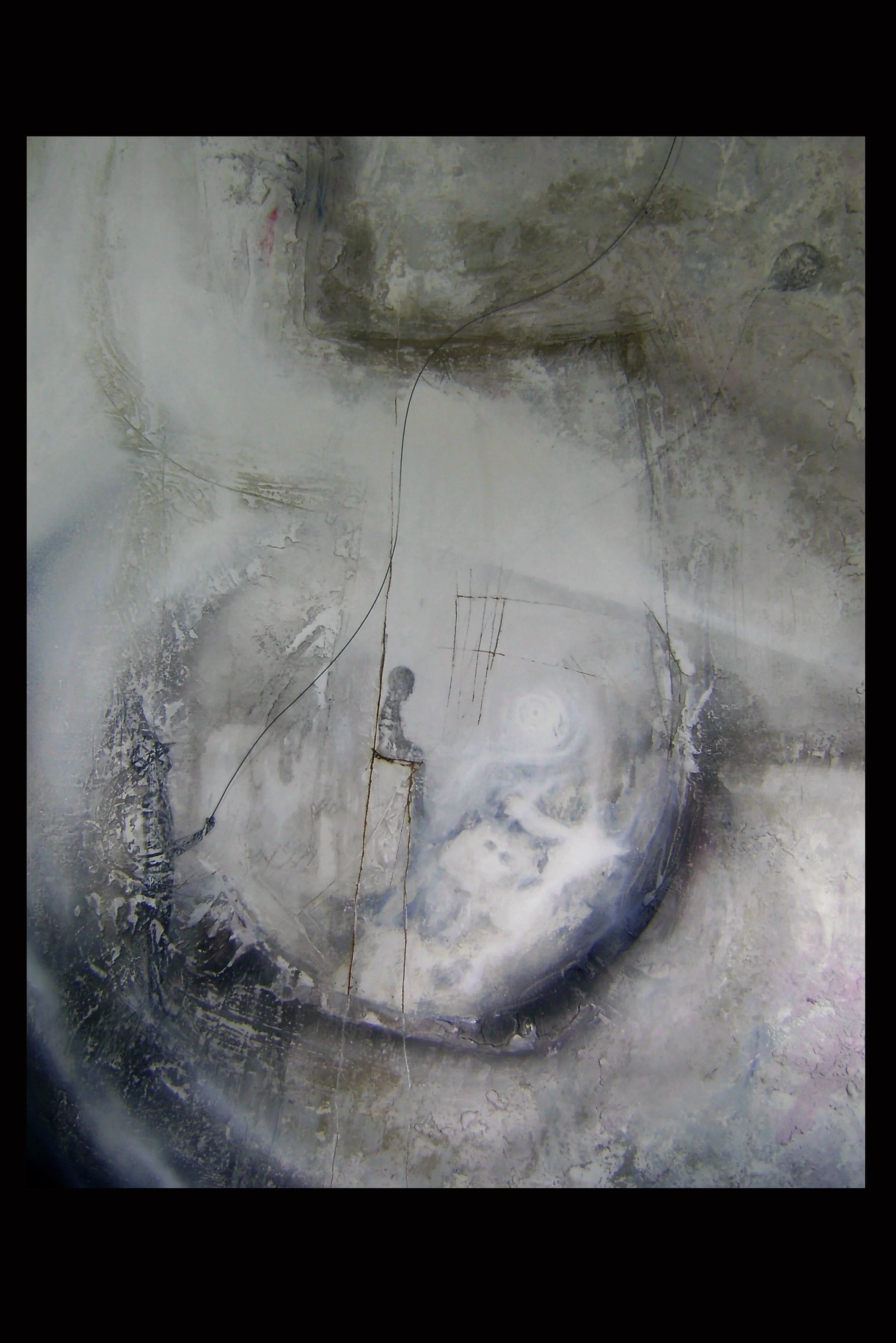 Superficie di un'area di cemento o pietra con linee di cantiere, crepe e tracce di polvere, con una forma curva e alcuni segni di usura e detriti.