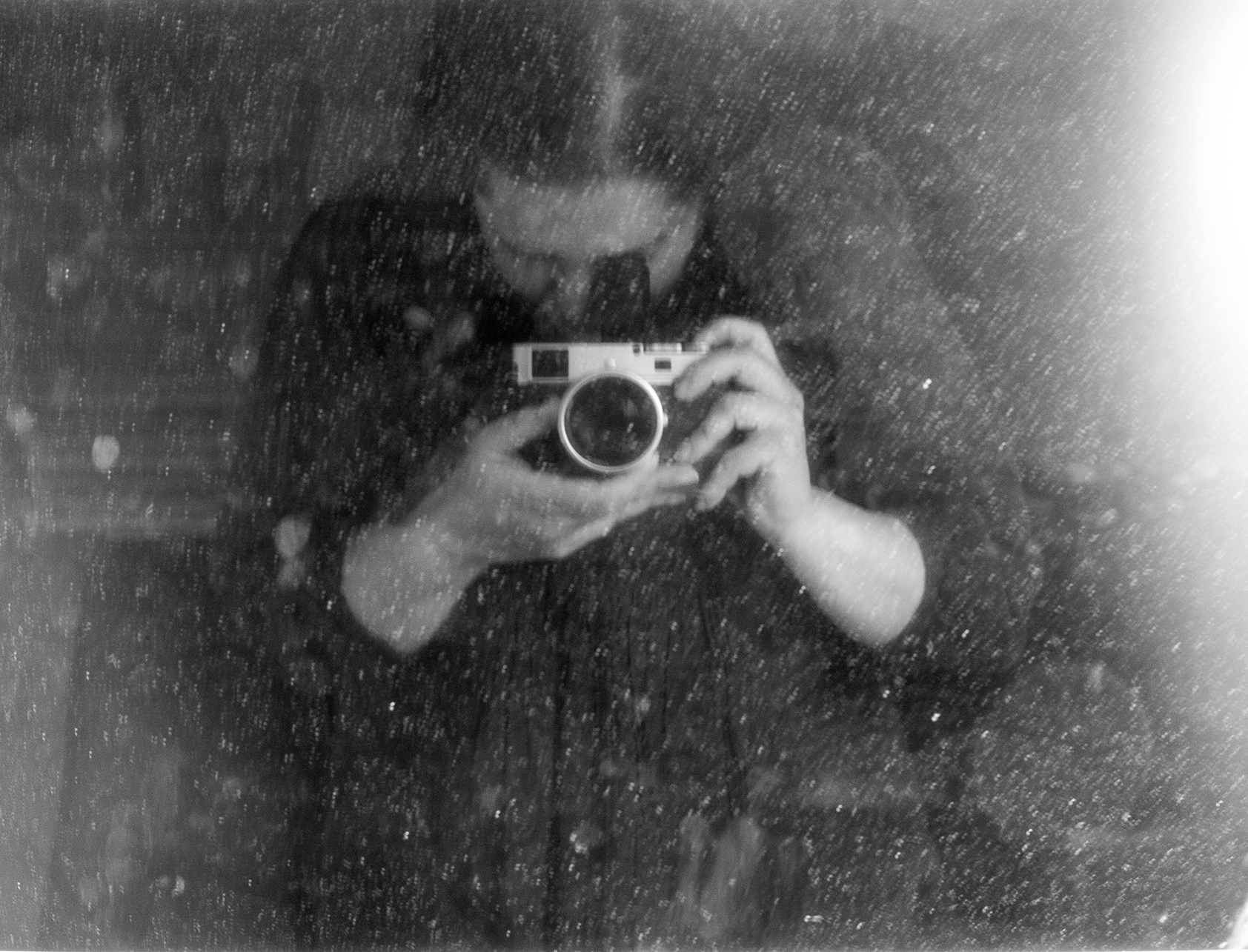autoritratto di donna fotografa
