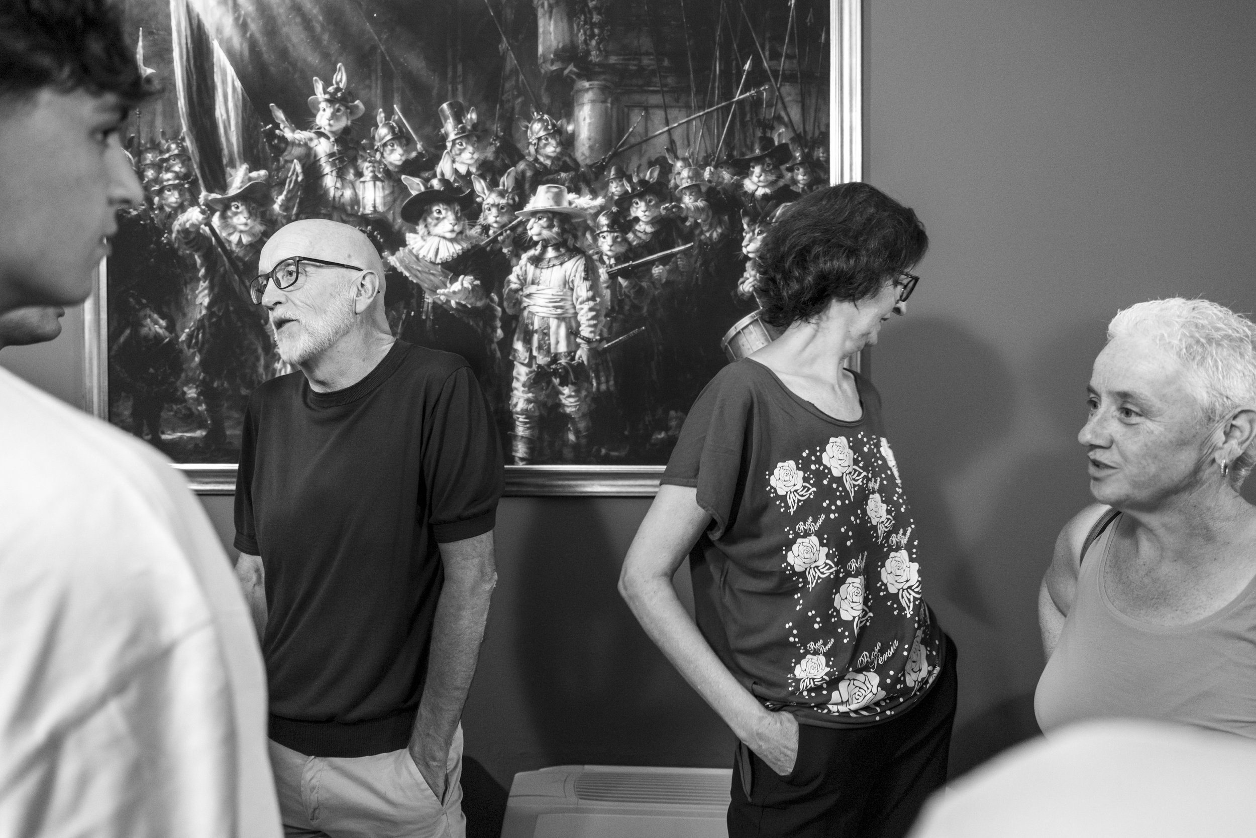 persone davanti ad un quadro fantasy