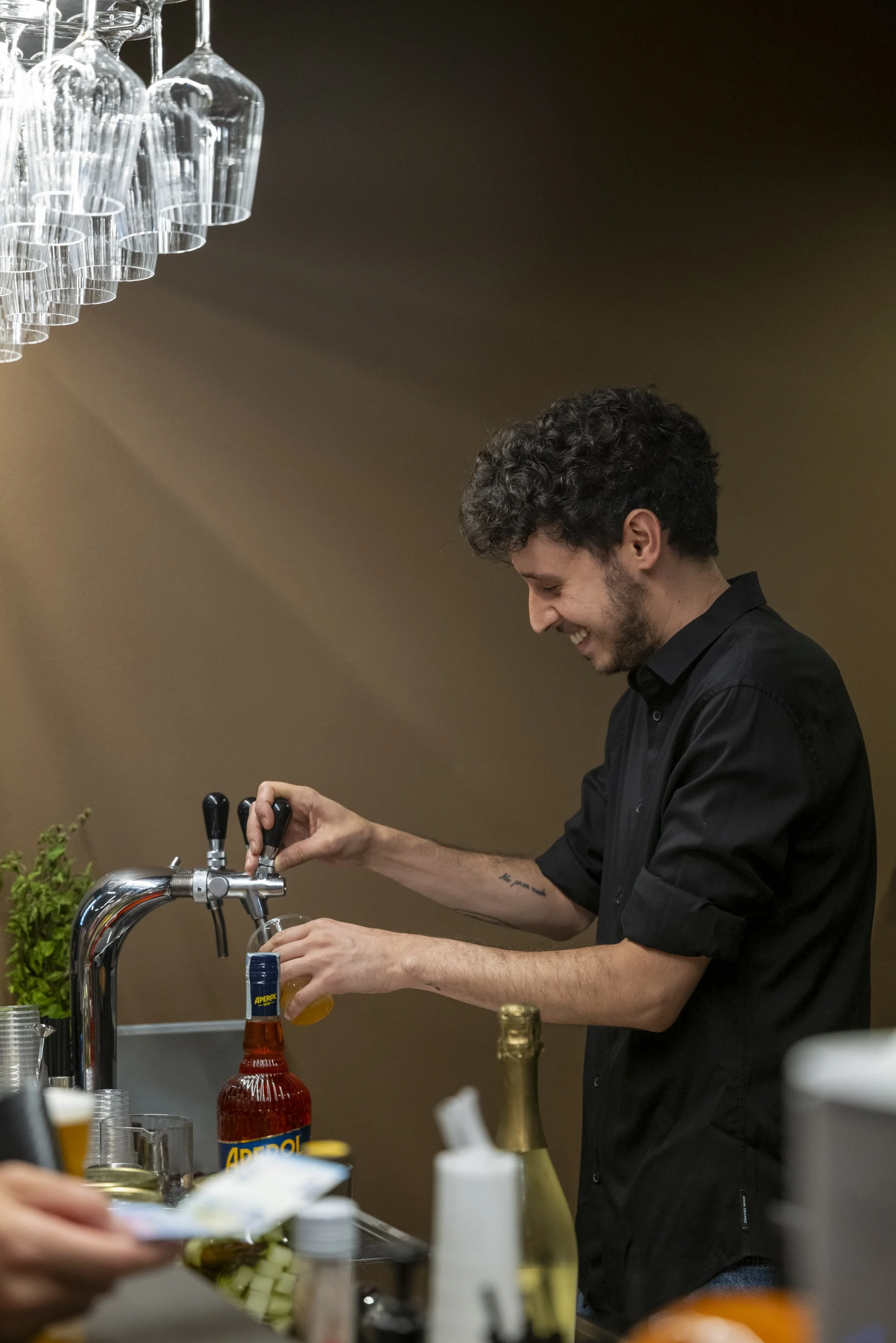 un barista al lavoro spilla una birra
