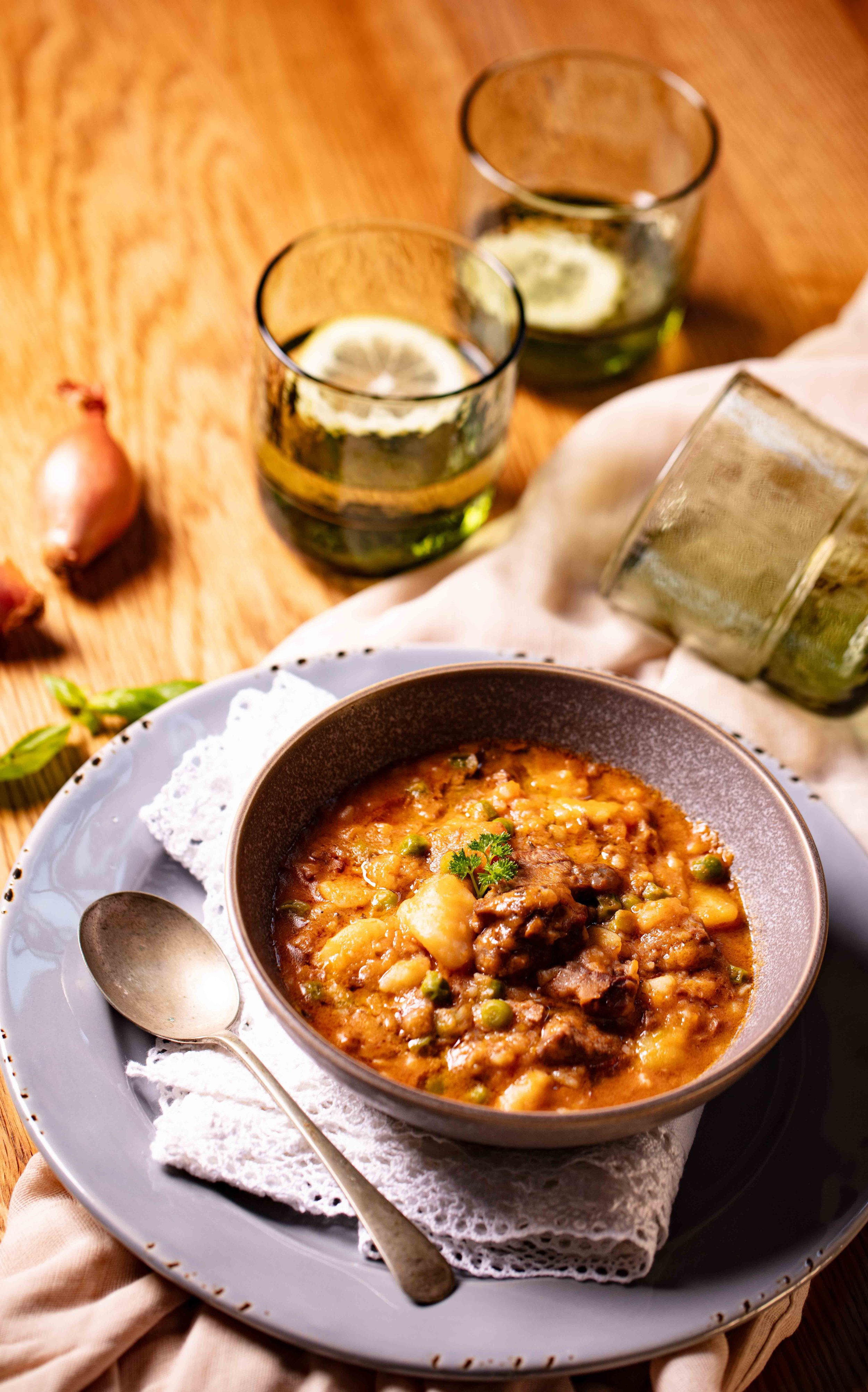 una zuppa di legumi arrangiata per un libro di ricette