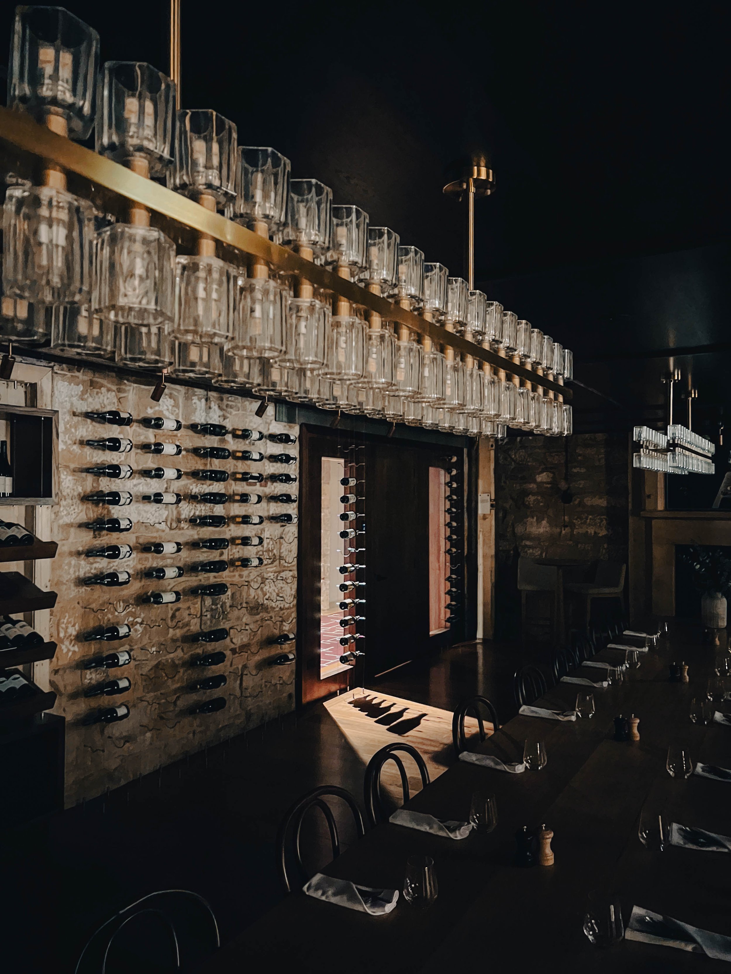 sala privata di un ristorante con esposizione di vino