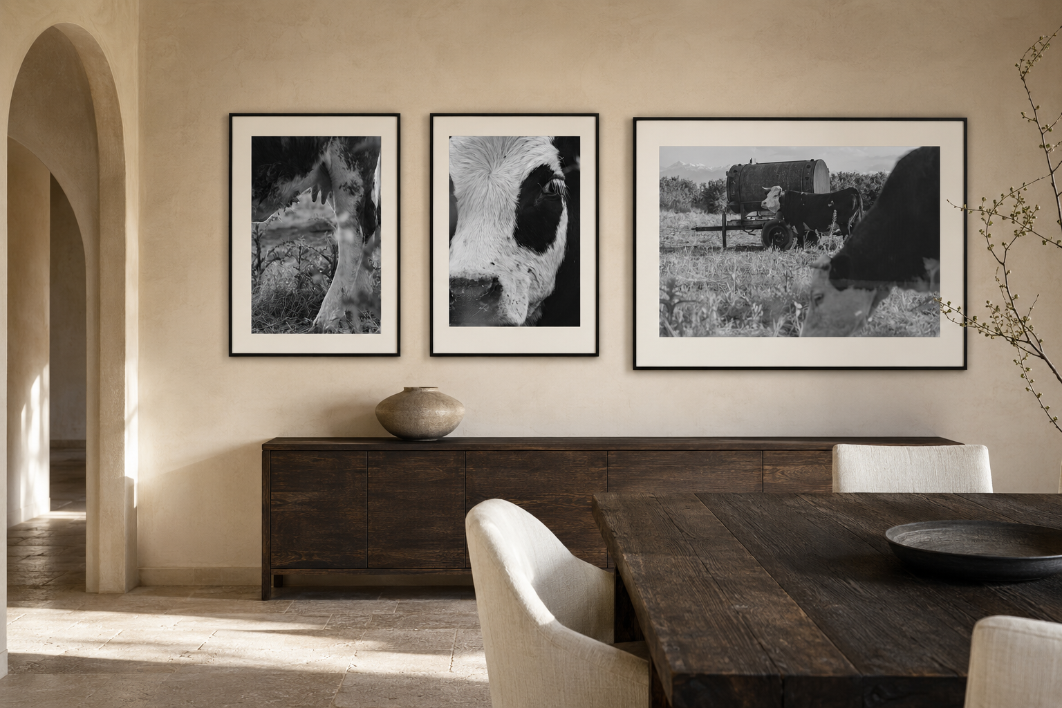 SALA DA PRANZO CONTEMPORANEA CON FOTO DI MUCCHE