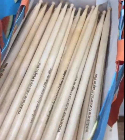 Holzstäbchen in einer Kiste