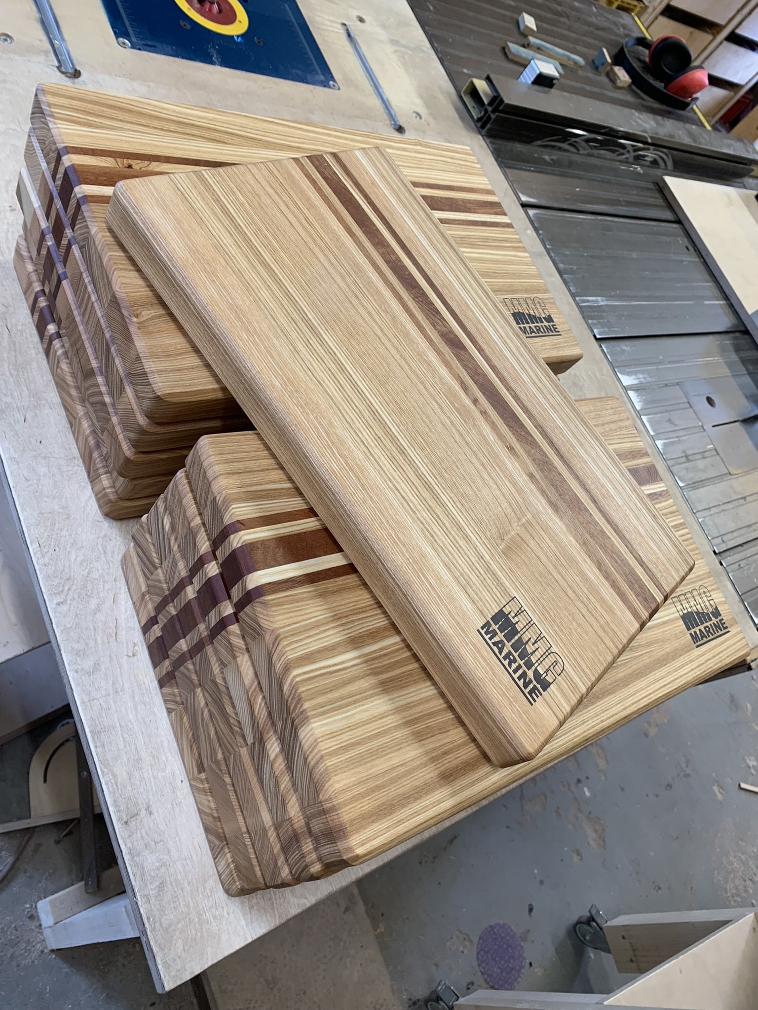 Holzschnittbretter auf einem Werkbank in einer Werkstatt.