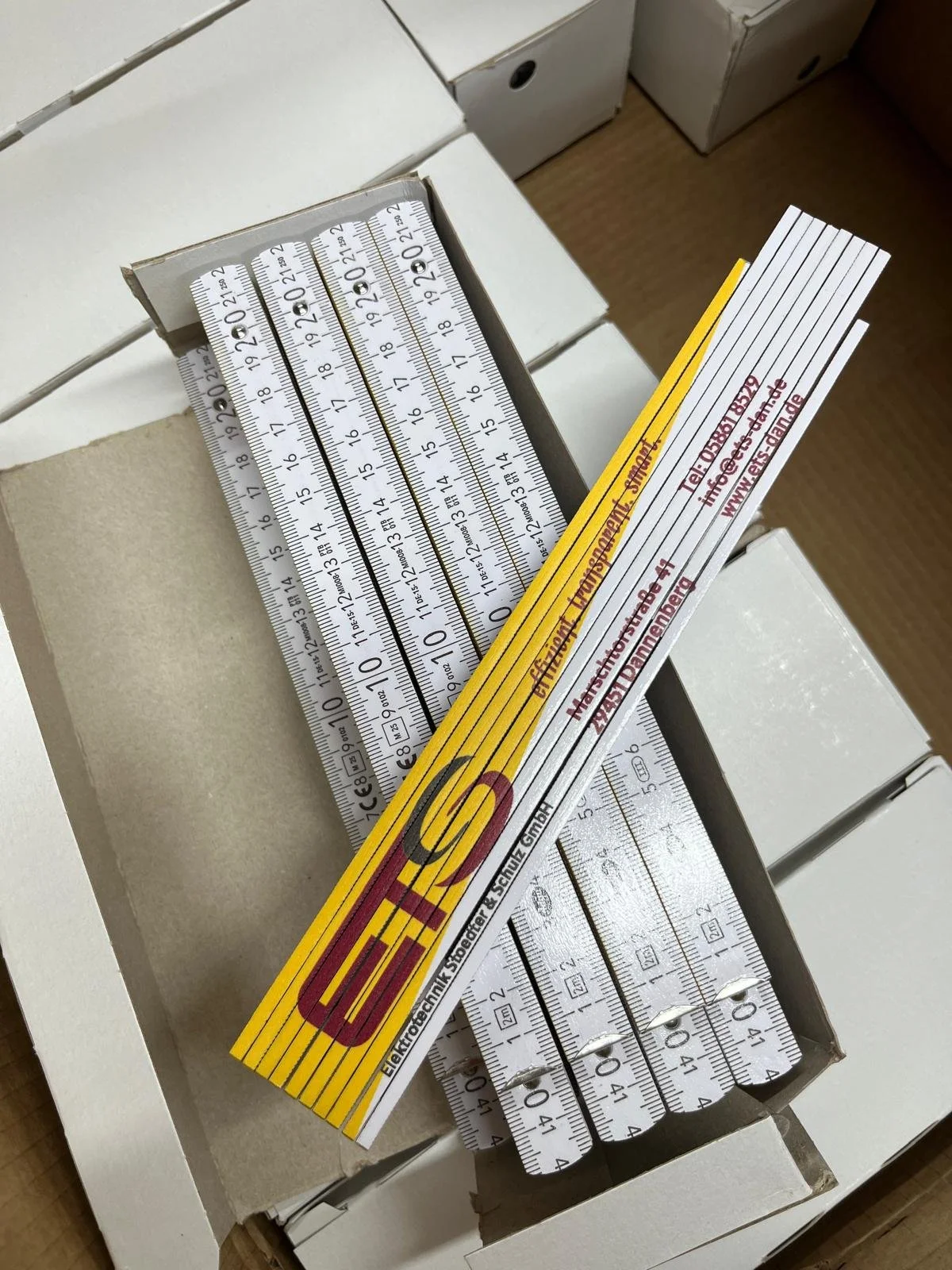 Verschiedene Metalllineale in einer weißen Box.