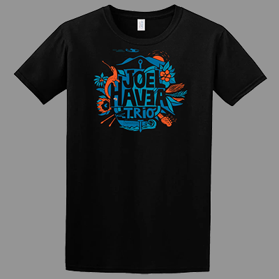 Schwarzes T-Shirt mit buntem Druck, der den Text "Joe Haves a Trio" zeigt, umgeben von Blumen, Palmblättern und einem Vogel.