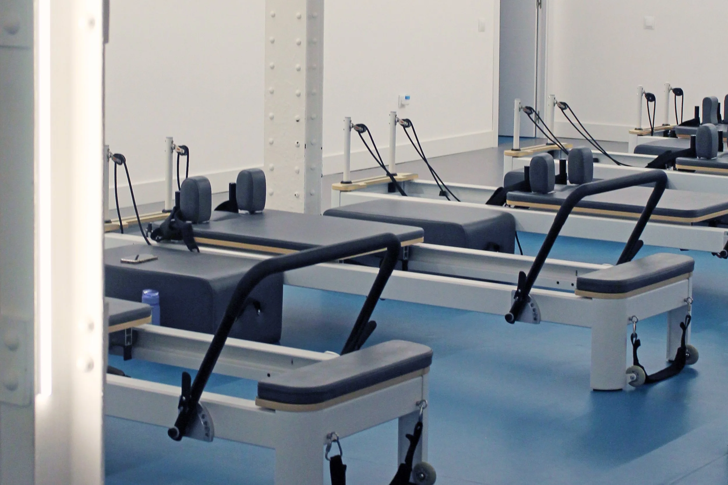 Máquinas de reformer pilates en una sala.