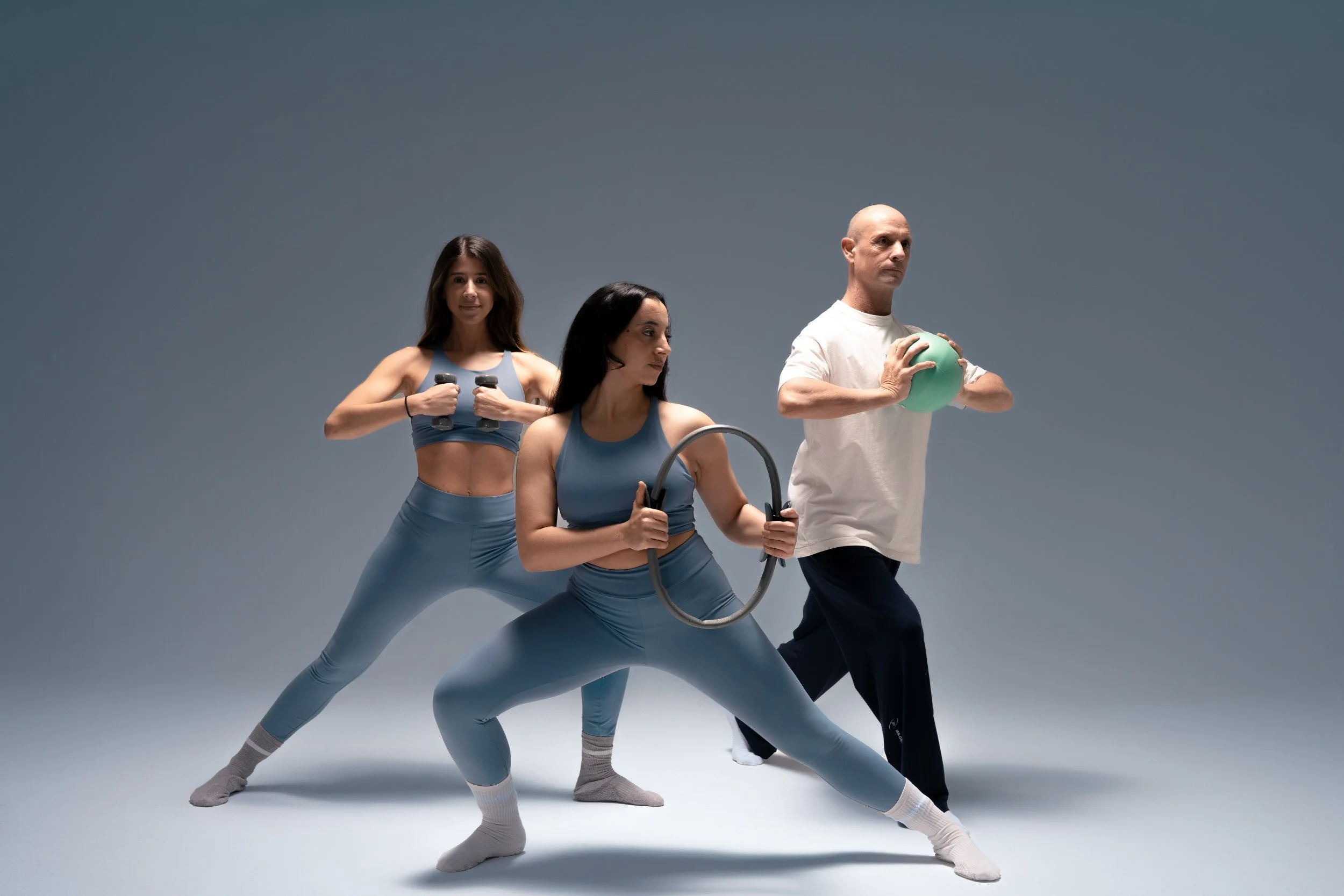 El Método Qombo es un sistema de entrenamiento creado por Juan Carlos Hurtado, osteópata e introductor del pilates en España, con más de 25 años de experiencia trabajando con deportistas y bailarines profesionales.