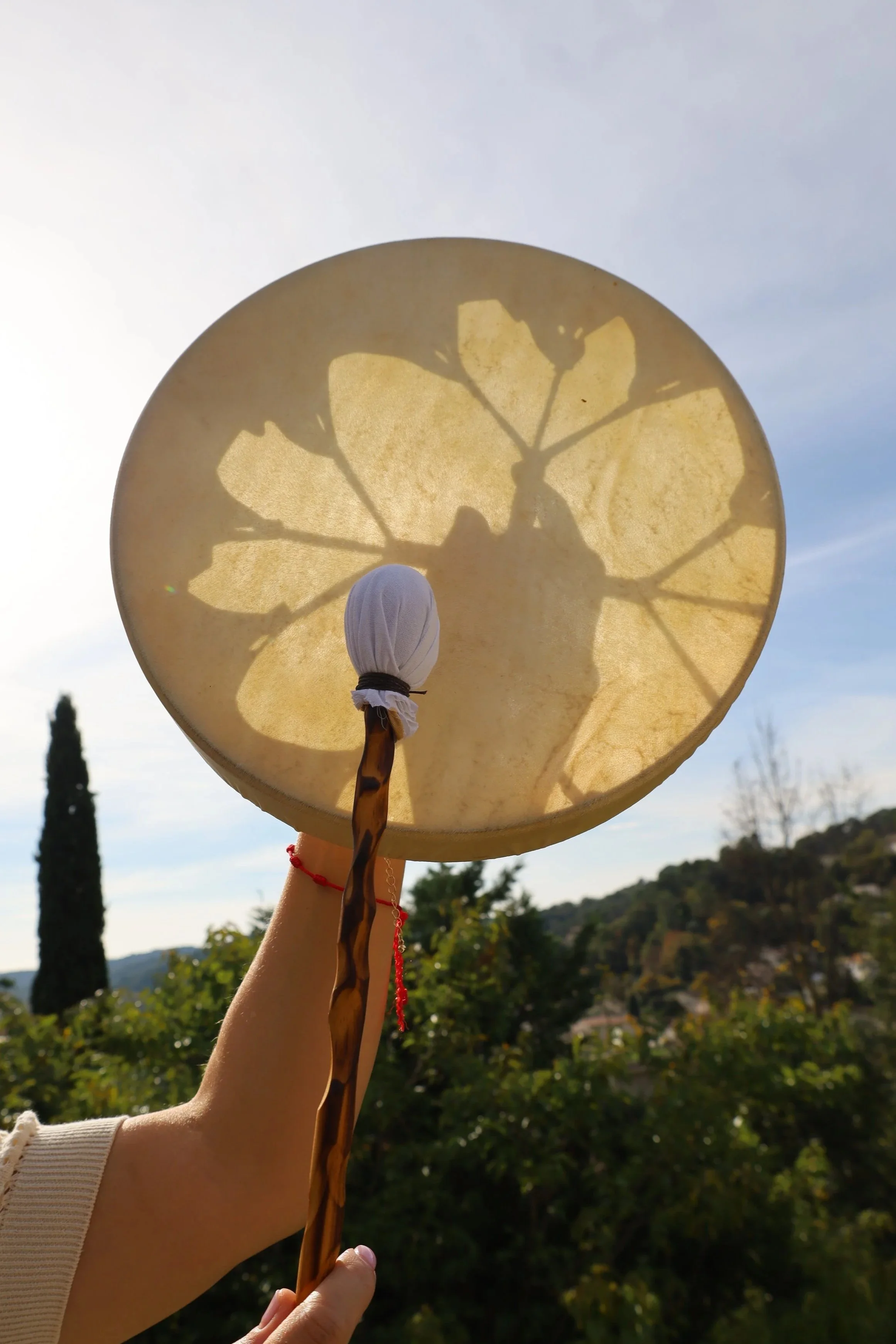 Tambour chamanique utilisé par Vanessa Lieto pour les soins vibratoires et la guérison ancestrale à La Colle-sur-Loup.

