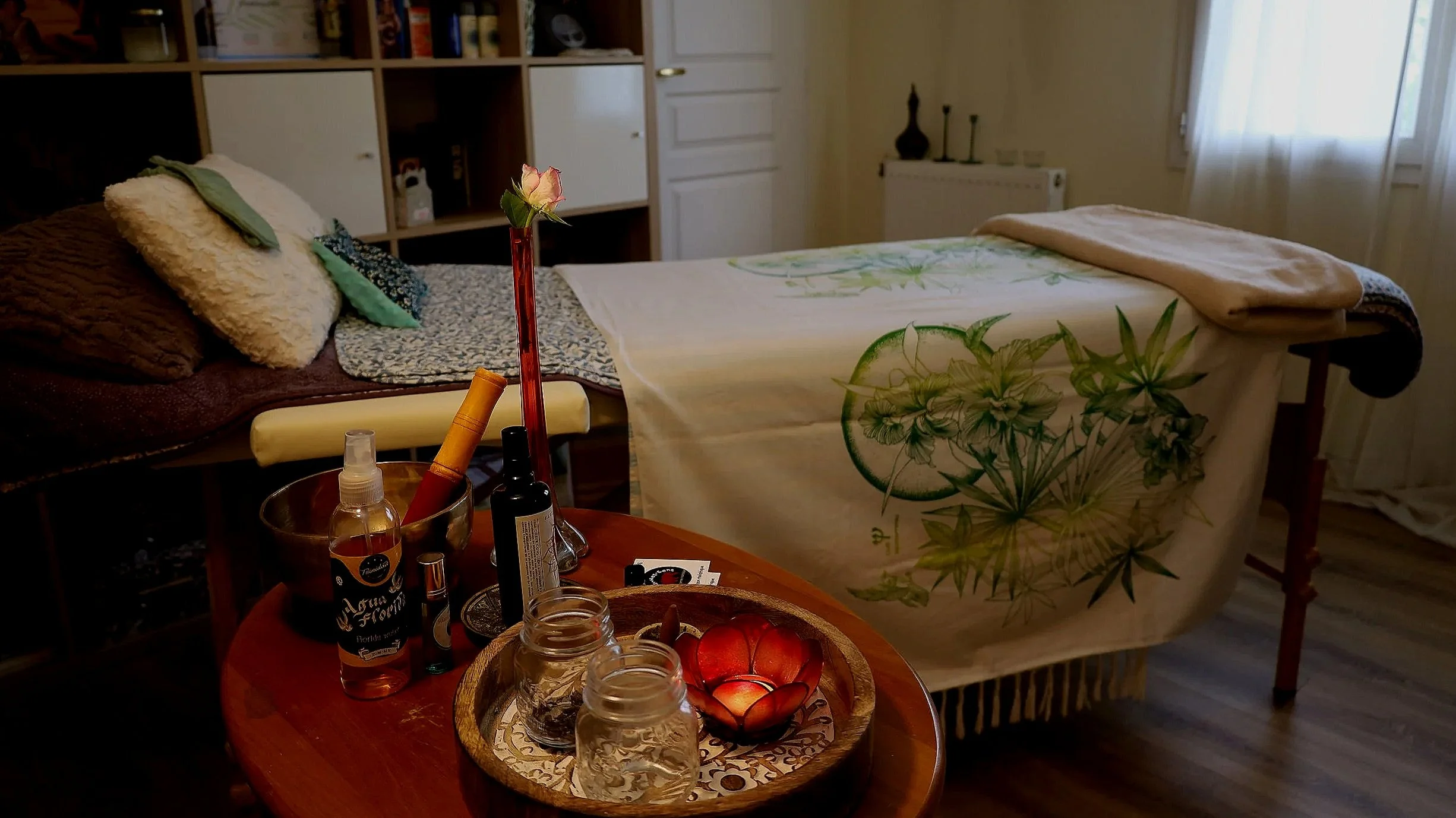 L'espace de soin du cabinet Orah Nes Sens à La Colle-sur-Loup : table de soins dédiée aux séances d'hypnose et aux soins psycho-énergétiques.

