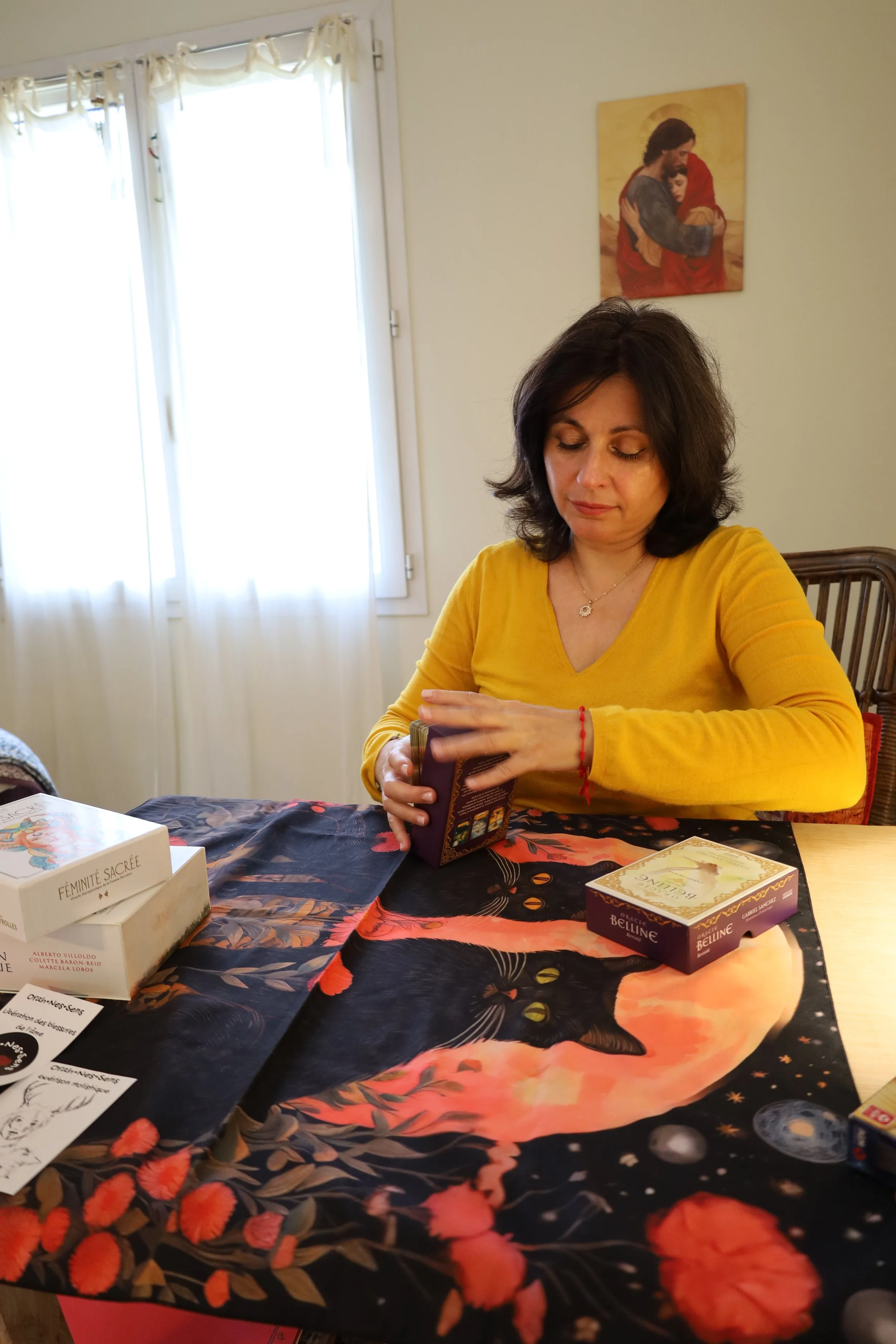 Vanessa Lieto effectuant une séance de guidance intuitive et tirage d'oracles au cabinet Orah Nes Sens à La Colle-sur-Loup.