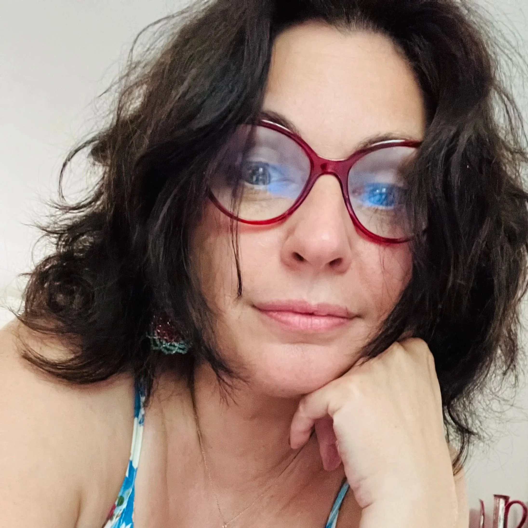 Portrait de Vanessa Lieto, fondatrice d'Orah Nes Sens, praticienne en hypnose et soins énergétiques à La Colle-sur-Loup.