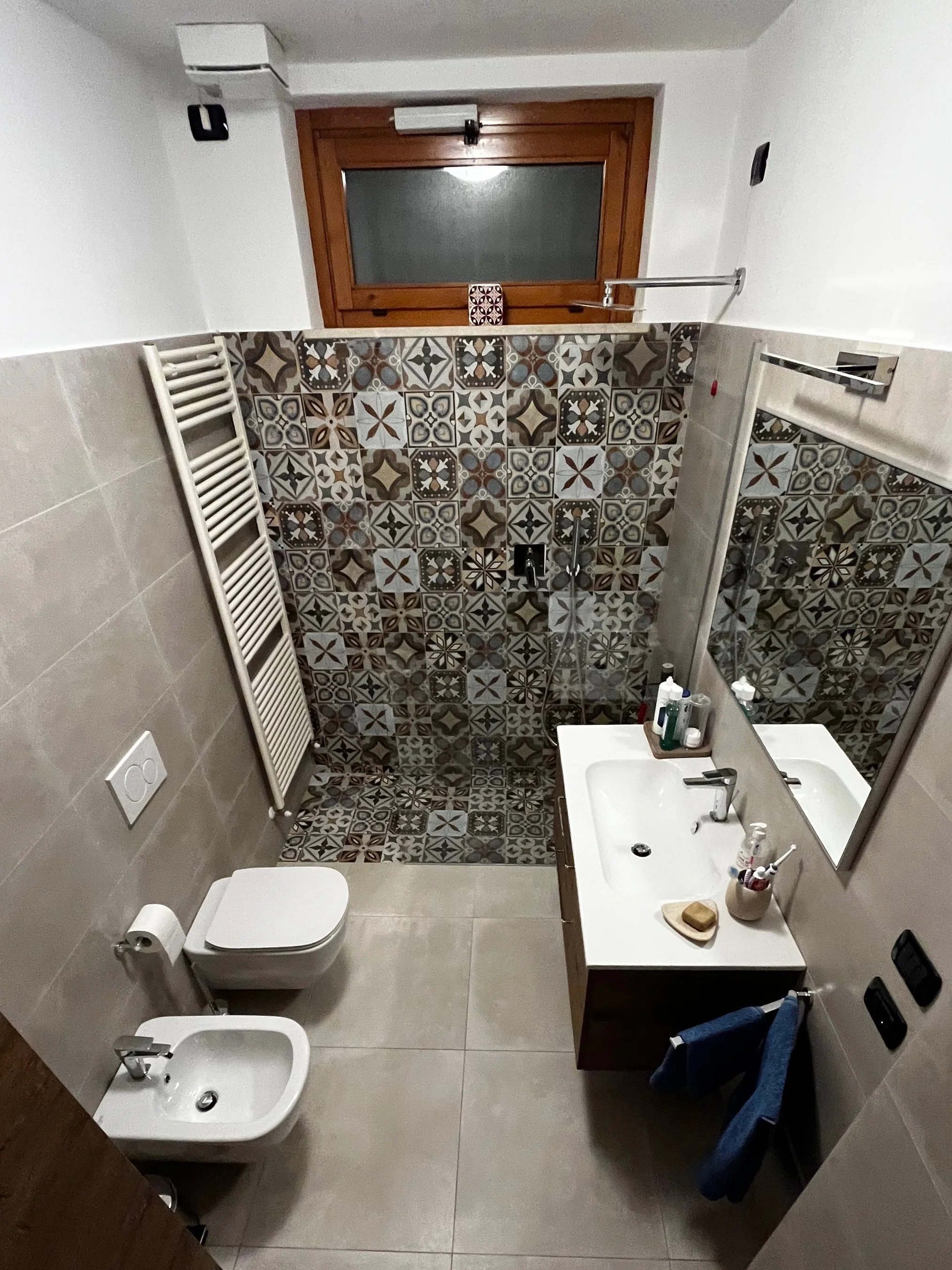 Bagno con doccia a contrasto