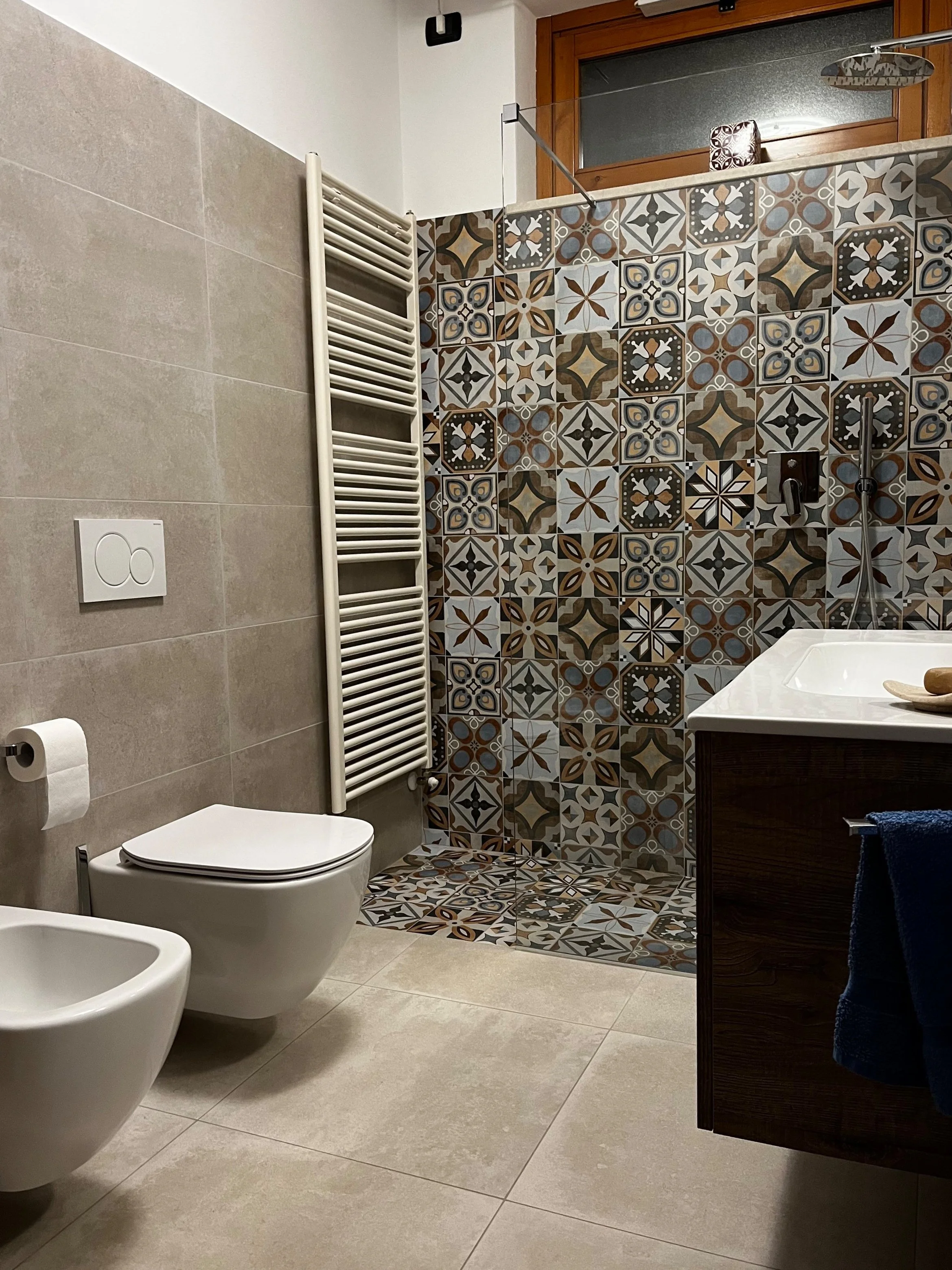 Bagno con doccia a contrasto