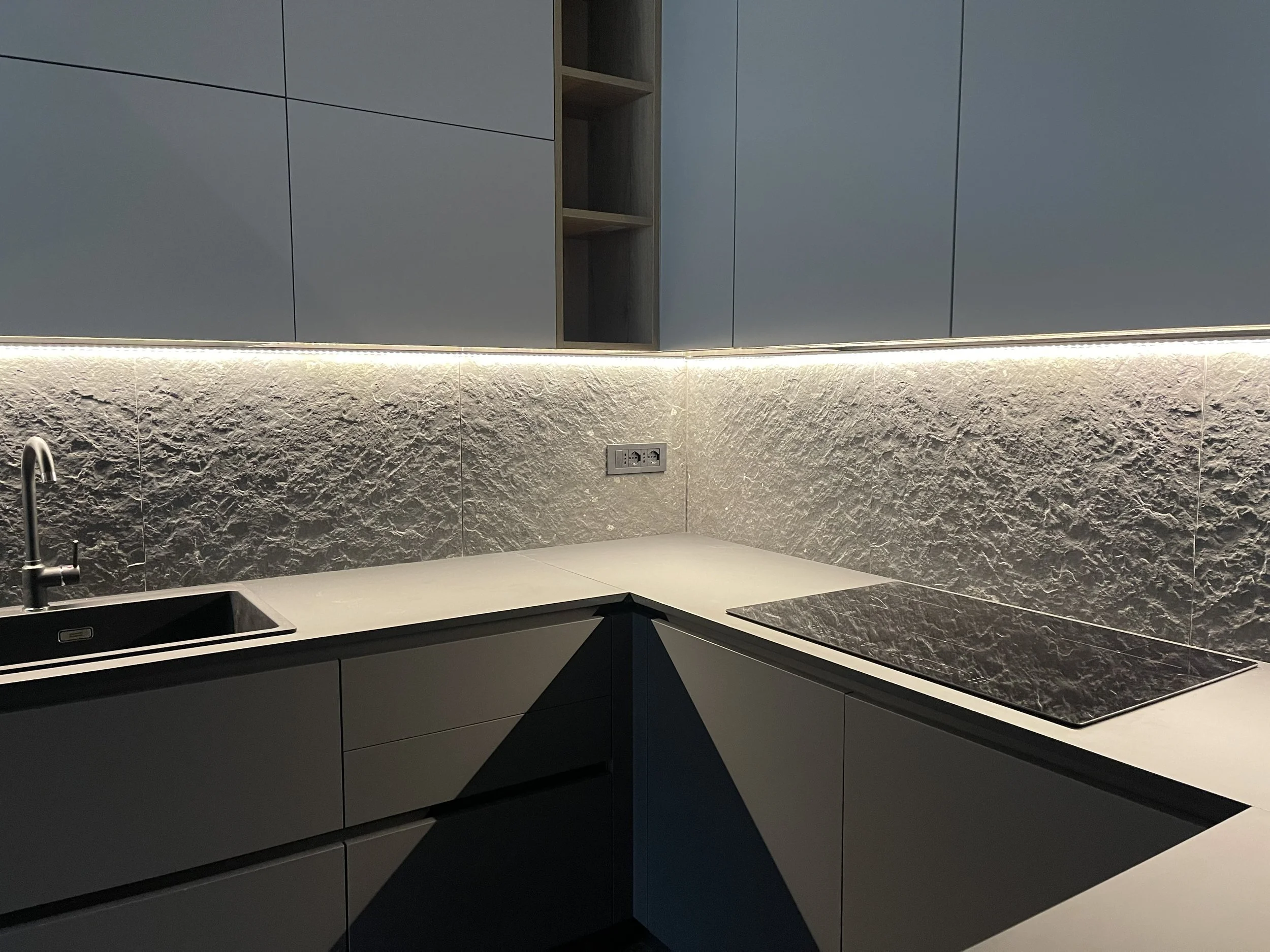 Cucina con piastrelle effetto pietra
