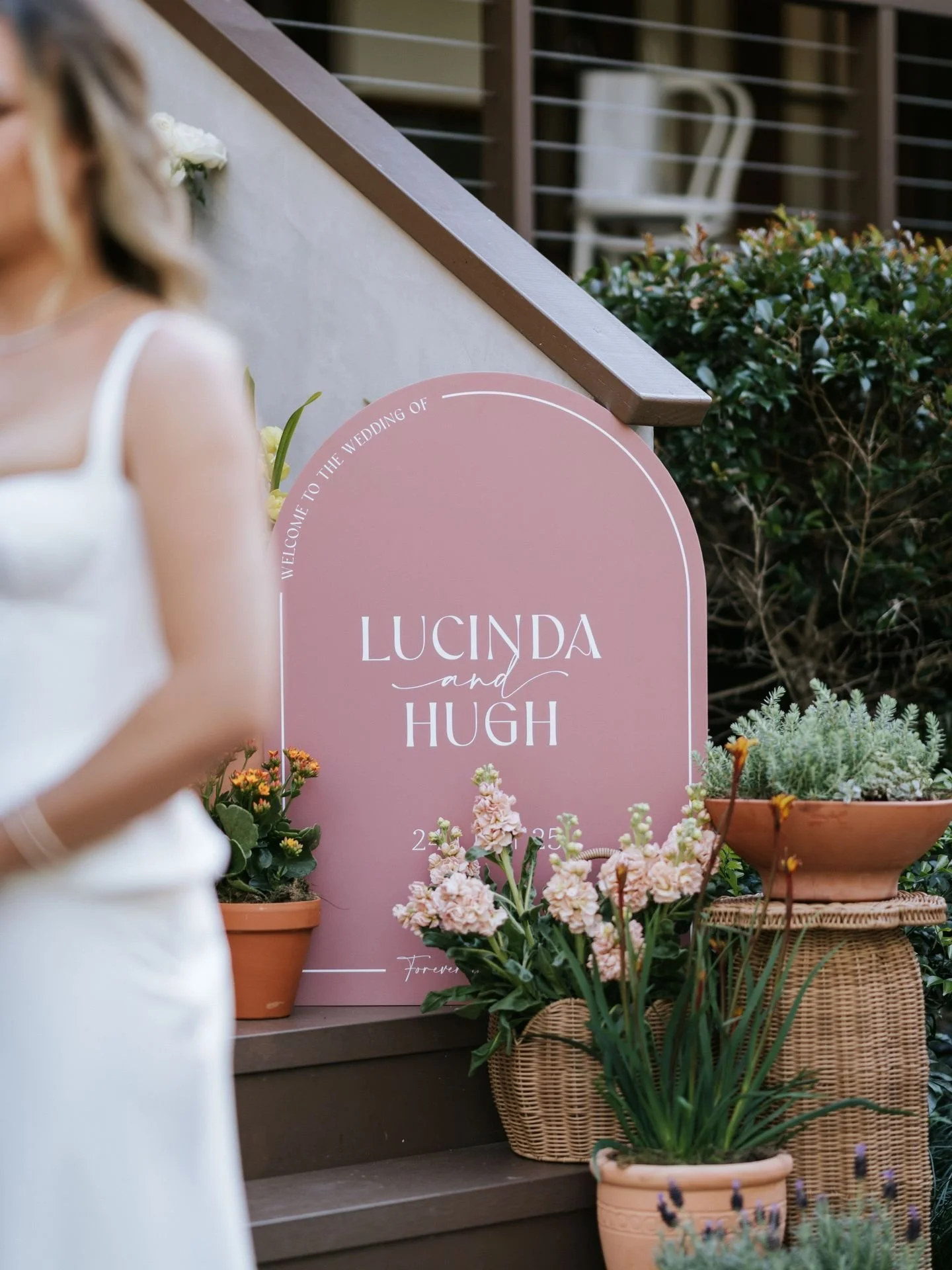 Velvet, terracotta and soft florals for this styled shoot @oolibahprivateestate ✨ 

Styling &amp; Florals @weddings.bybethany
Venue @coolibahdownsprivateestate
Photographer @kimberleyleephoto
Videographer @tom.okfilms
Model Couple @nikki_jafer16
Cont